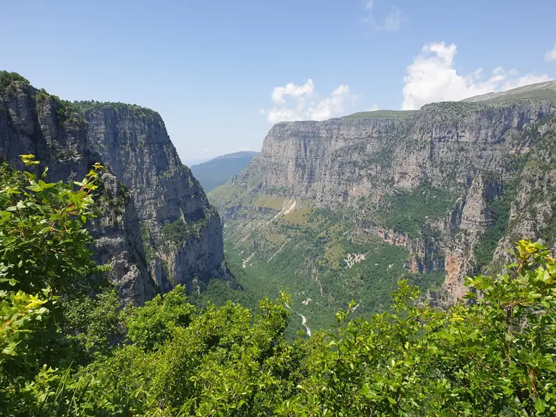 Atemberaubender Ausblick von einem Felsvorsprung auf die gewaltige Vikos-Schlucht mit steilen Felswänden in der Zagori-Region.
