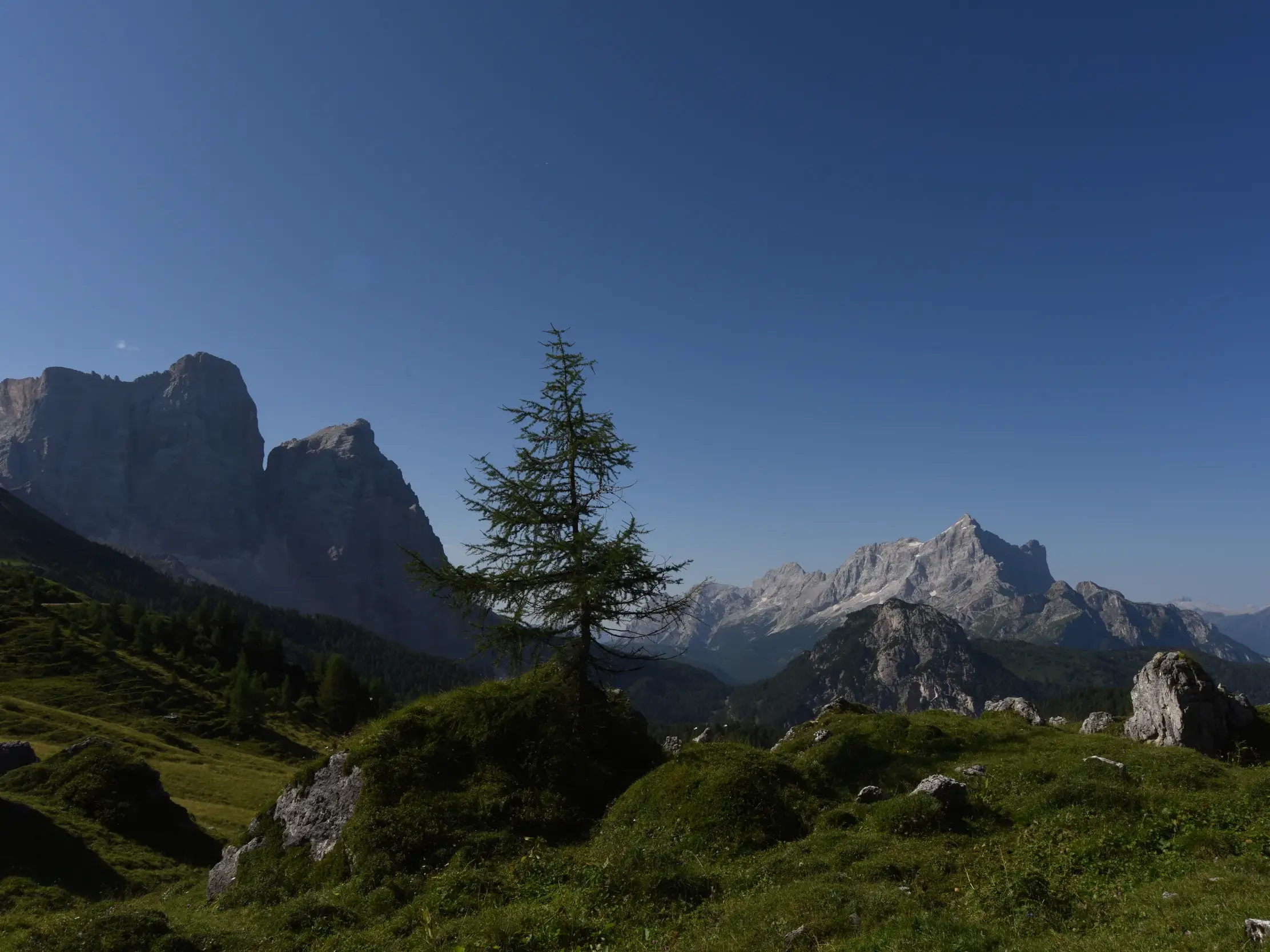 Ausblick beim Wandern auf dem Alta Via 1 auf den Monte Pelmo und die Civetta in der beeindruckenden Bergwelt der Dolomiten.