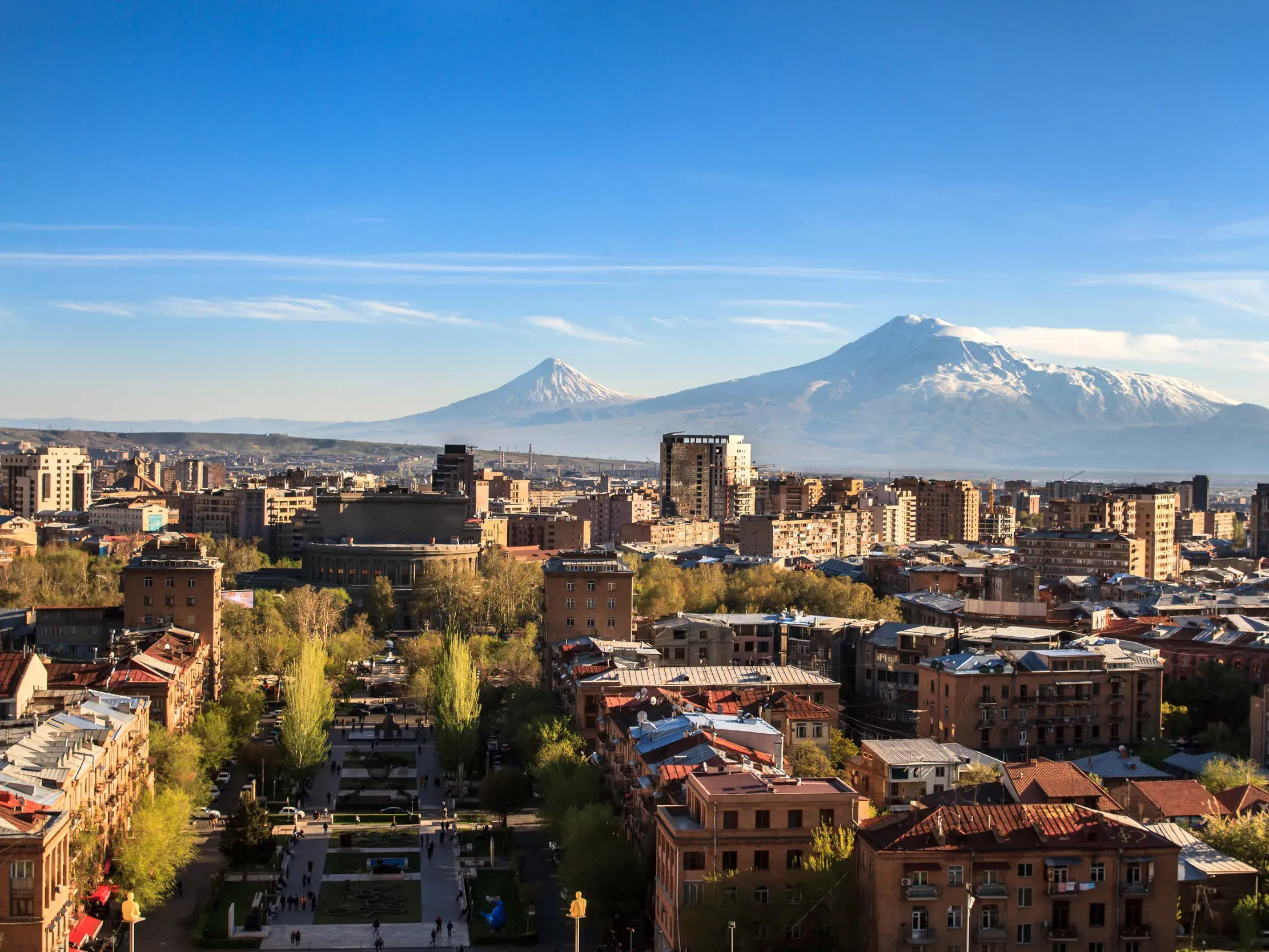 Auf einer Wanderreise in Armenien: Weitblick über die Stadt Jerewan bis zum schneebedeckten Gipfel des Berges Ararat.