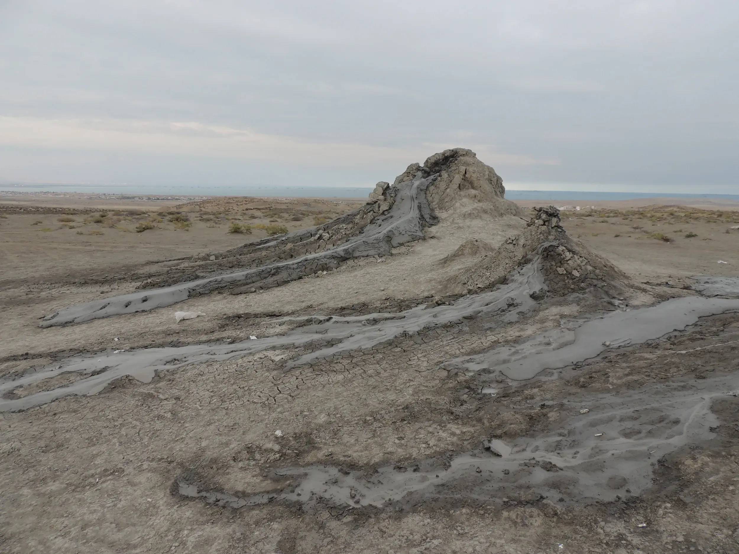 Ein aktiver Schlammvulkan in der kargen Landschaft des Qobustan-Nationalparks in Aserbaidschan am Kaspischen Meer.