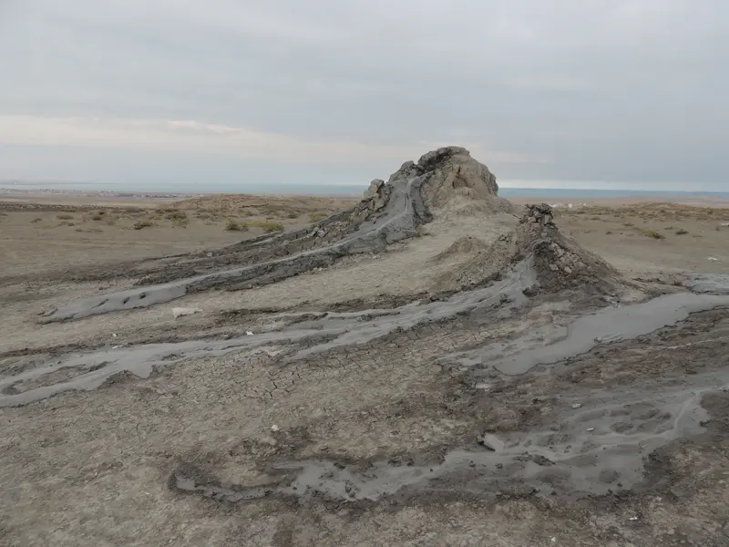 Ein aktiver Schlammvulkan in der kargen Landschaft des Qobustan-Nationalparks in Aserbaidschan am Kaspischen Meer.