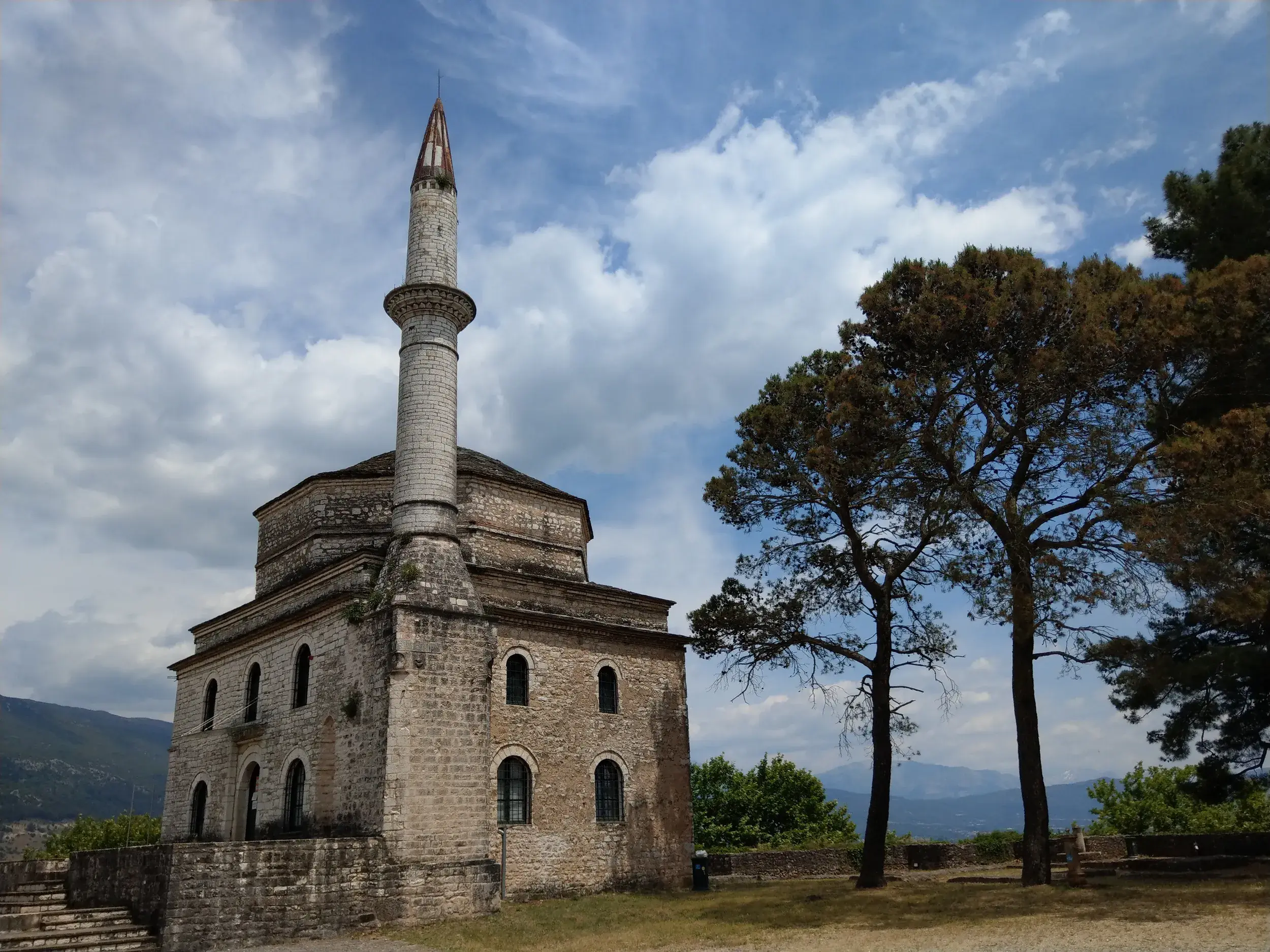 Die historische Fethiye-Moschee in der Burg von Ioannina, Ausgangspunkt der Trekkingreise durch die Zagori-Region.