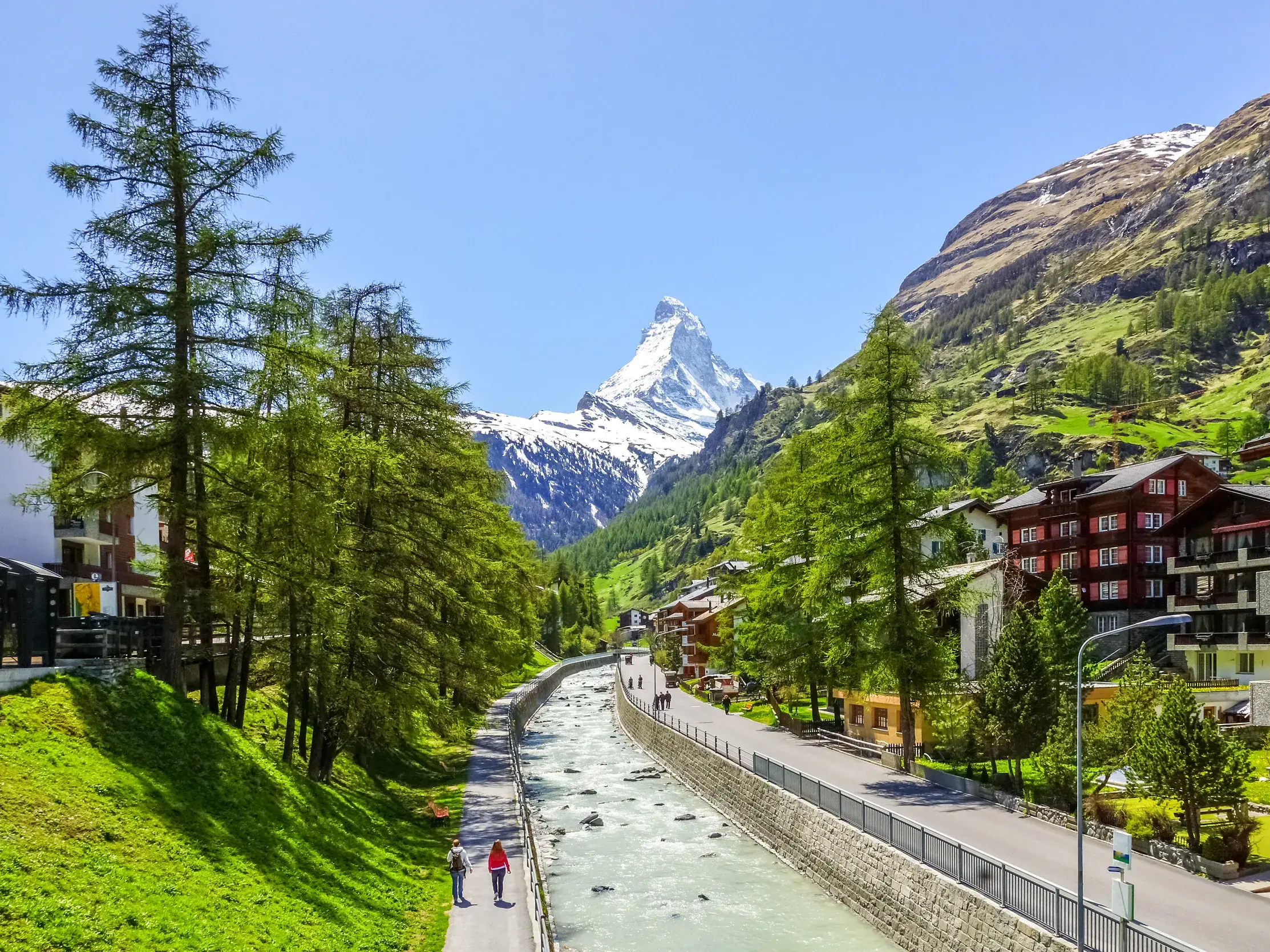 Idyllischer Wanderweg entlang des Flusses Vispa in Zermatt mit freiem Blick auf das majestätische Matterhorn.