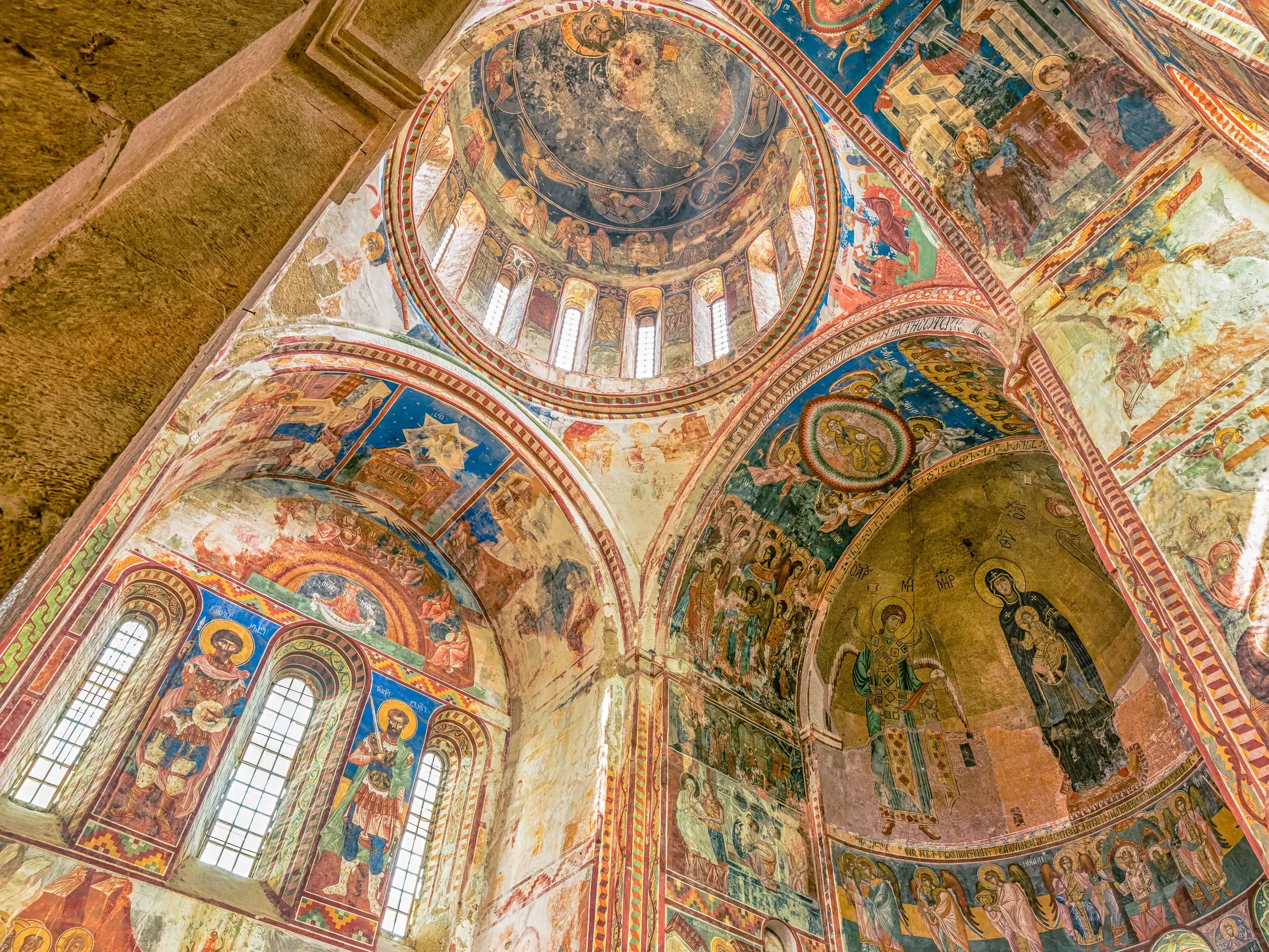 Detailreiche, farbenfrohe Fresken an Decke und Kuppel im Gelati-Kloster, ein Highlight der Studiosus-Reise in Georgien.