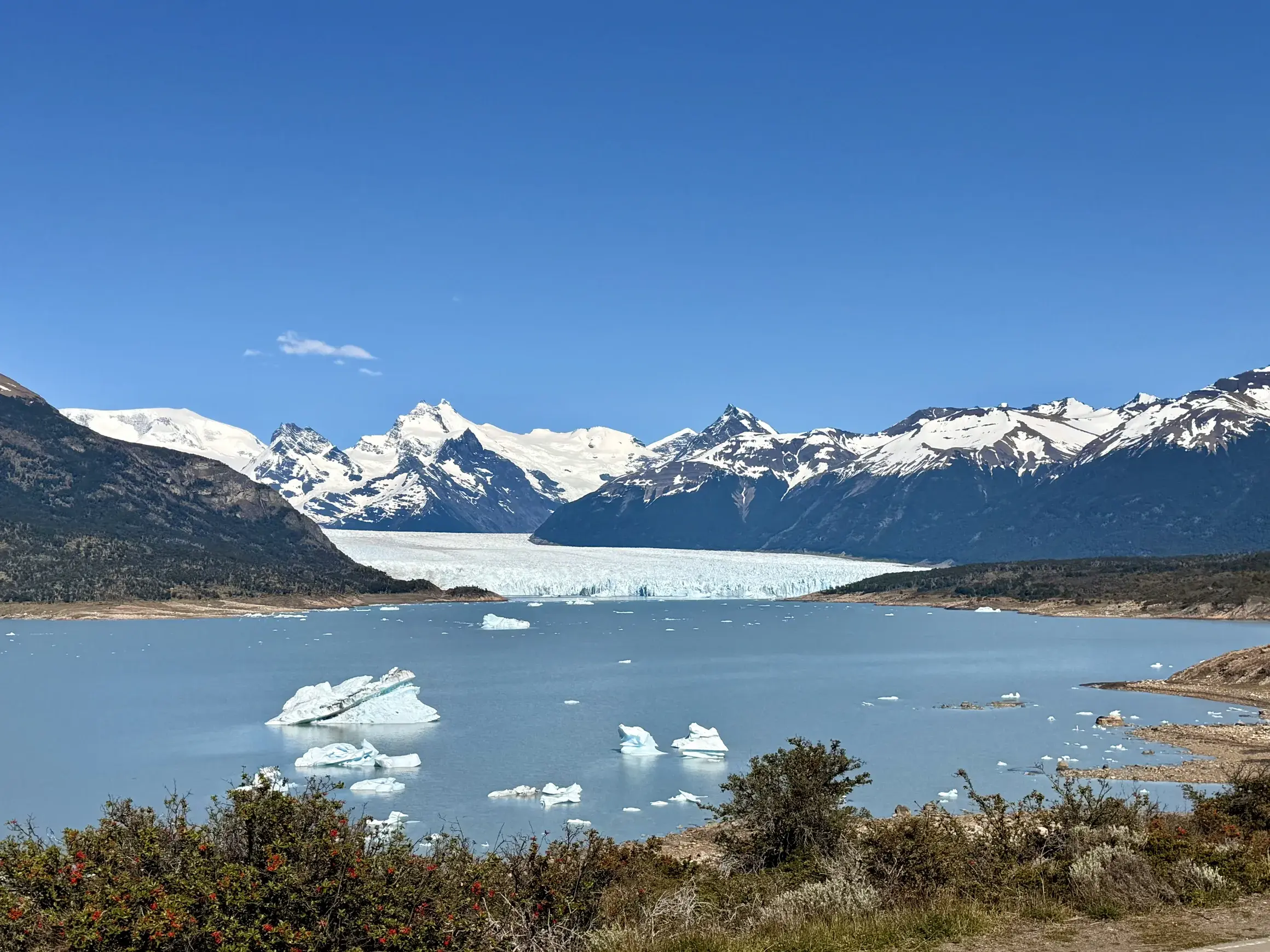 Majestätischer Perito Moreno-Gletscher im Nationalpark Los Glaciares mit Eisbergen auf dem azurblauen Lago Argentino.