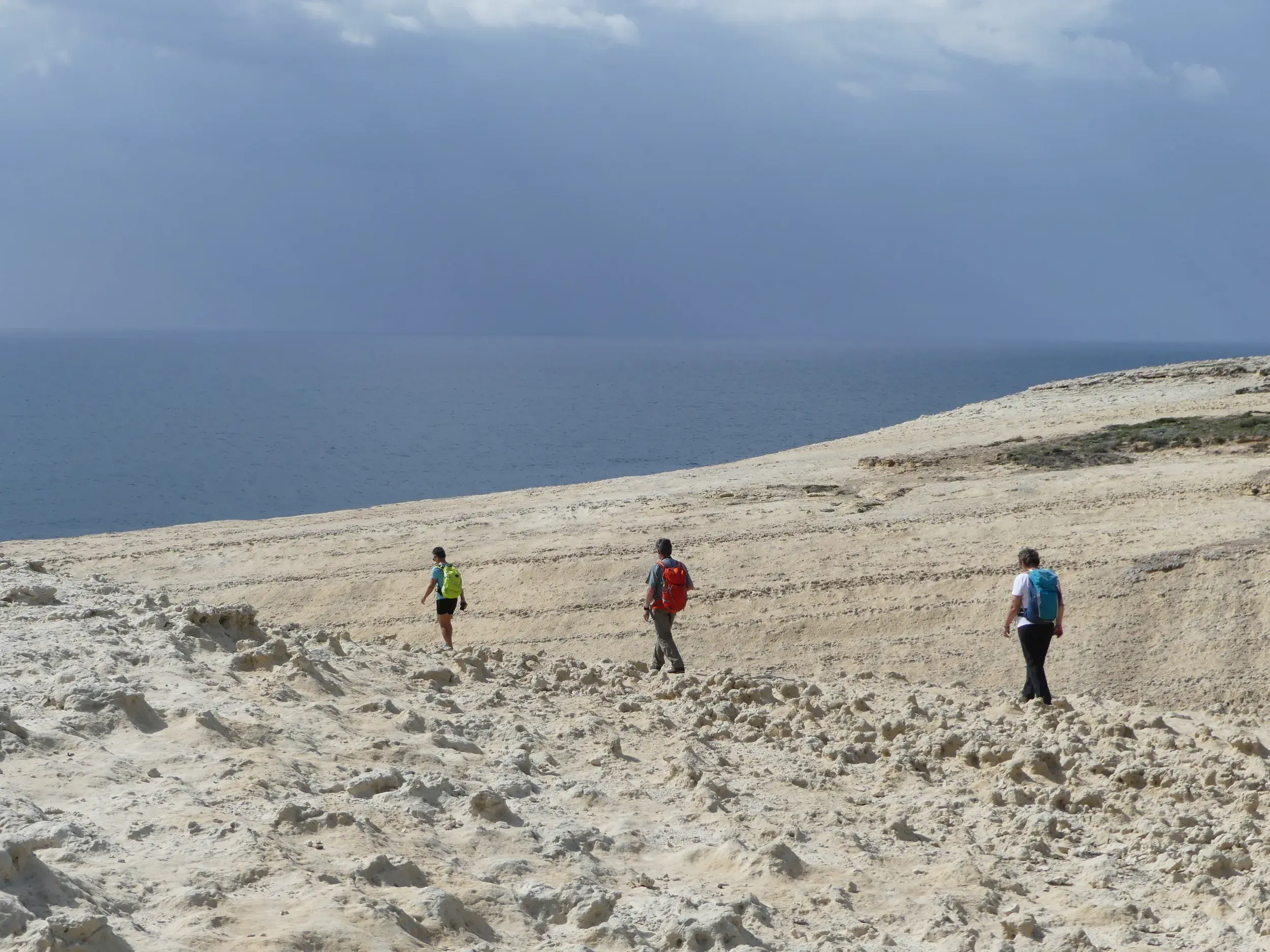 Drei Wanderer einer Hauser Reisegruppe erkunden auf einem Pfad die helle, karge Küstenlandschaft der Halbinsel Sinis.
