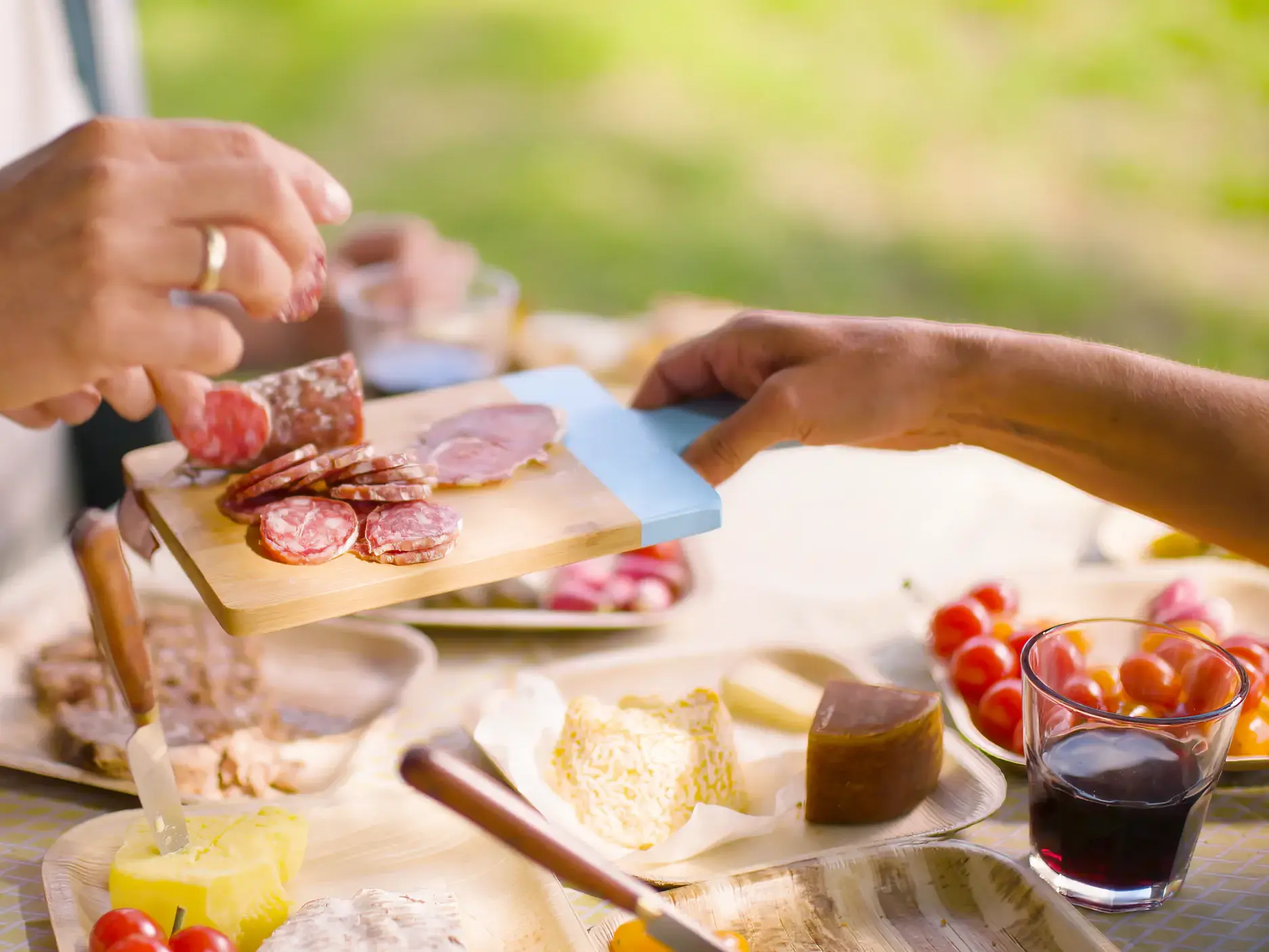 Kulinarisches Picknick mit französischen Delikatessen wie Salami und Käse bei den Gärten von Marqueyssac im Périgord.