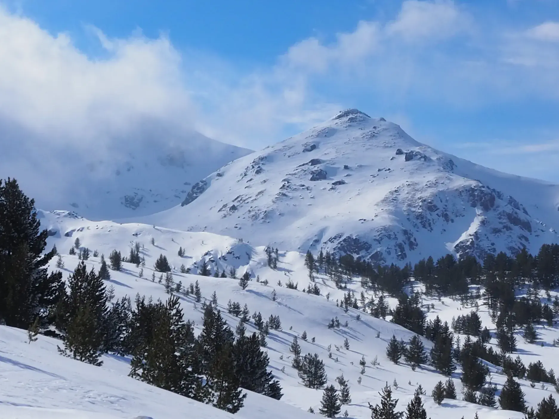 Tief verschneite Berglandschaft im Kosovo mit einem markanten Gipfel, ideal für einsame Skitouren im Sharr-Gebirge.