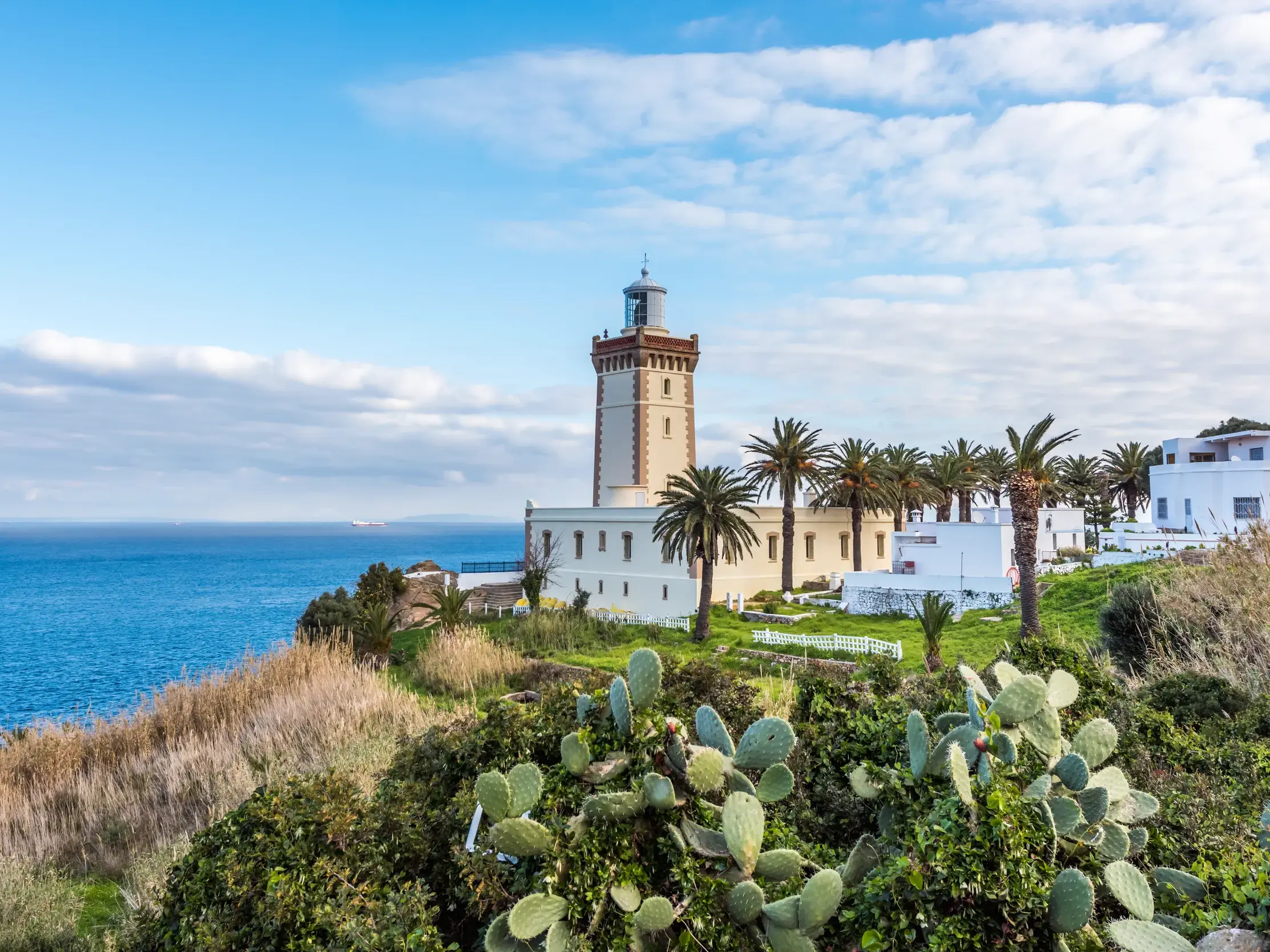 Beim historischen Leuchtturm am Cap Spartel bei Tanger genießen Sie während Ihrer geführten Rundreise den weitem Blick über den Atlantik.