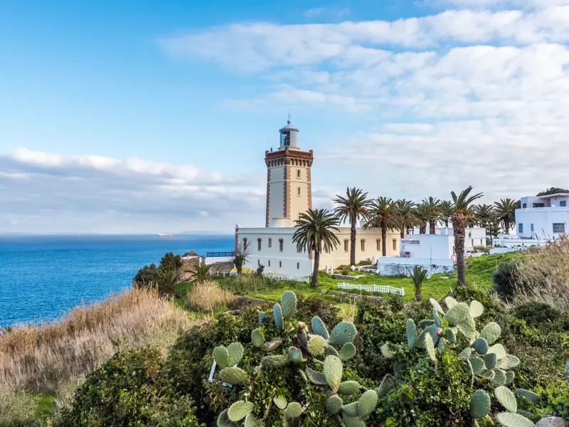 Beim historischen Leuchtturm am Cap Spartel bei Tanger genießen Sie während Ihrer geführten Rundreise den weitem Blick über den Atlantik.