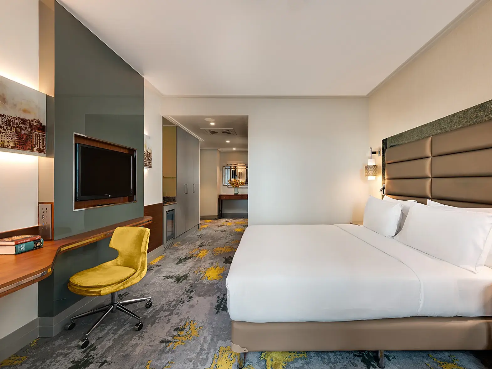 Modern eingerichtetes Doppelzimmer im Hotel M Gallery The Artisan in Istanbul mit großem Bett und einem Schreibtisch.