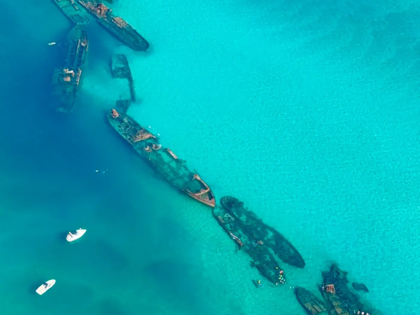 Luftaufnahme der berühmten Tangalooma Schiffswracks in türkisfarbenem Meer vor Moreton Island, ein Paradies für Schnorchler.