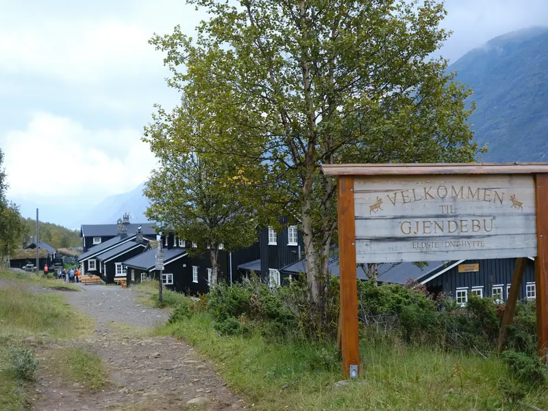 Willkommensschild aus Holz an der Berghütte Gjendebu, einem Etappenziel der Trekkingreise durch den Jotunheimen Nationalpark.