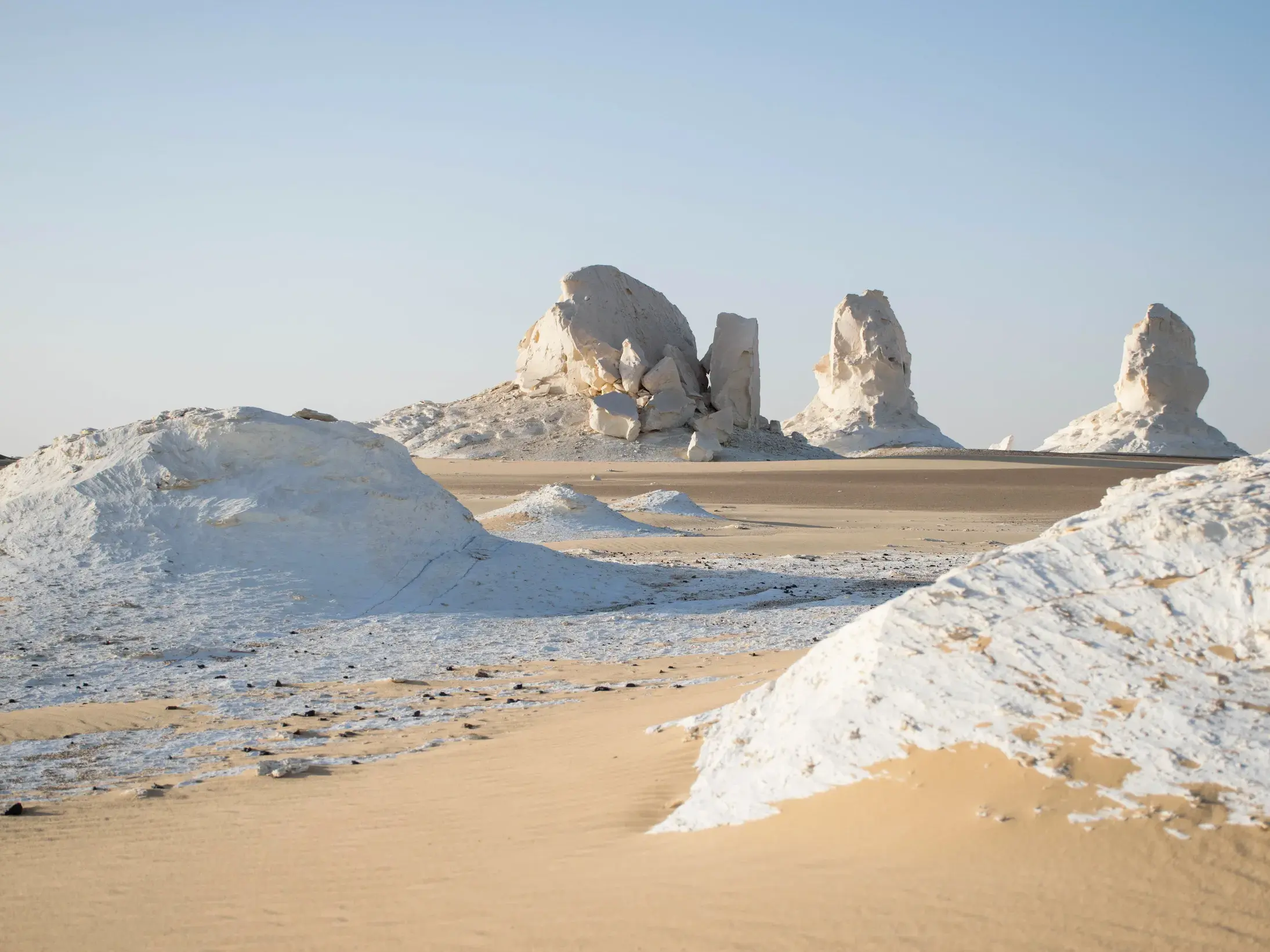 Vom Wind geschliffene, weiße Muschelkalk-Formationen in der surrealen Landschaft der Weißen Wüste auf einer Wanderreise in Ägypten.