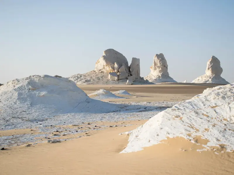 Vom Wind geschliffene, weiße Muschelkalk-Formationen in der surrealen Landschaft der Weißen Wüste auf einer Wanderreise in Ägypten.