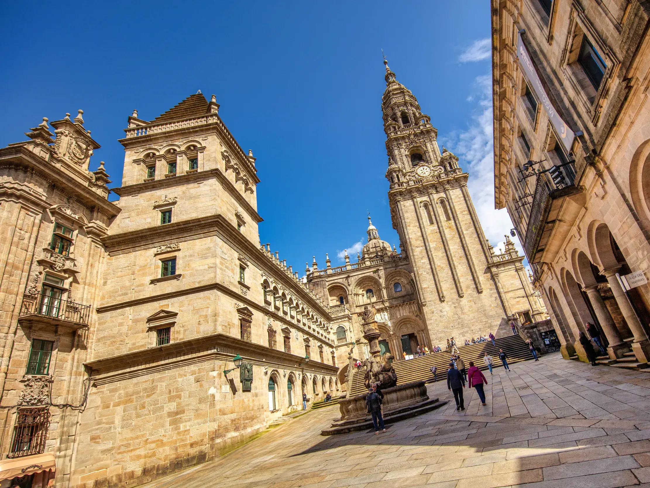 Teilnehmer einer Studienreise auf dem Praza das Praterías vor der imposanten Kathedrale von Santiago de Compostela.
