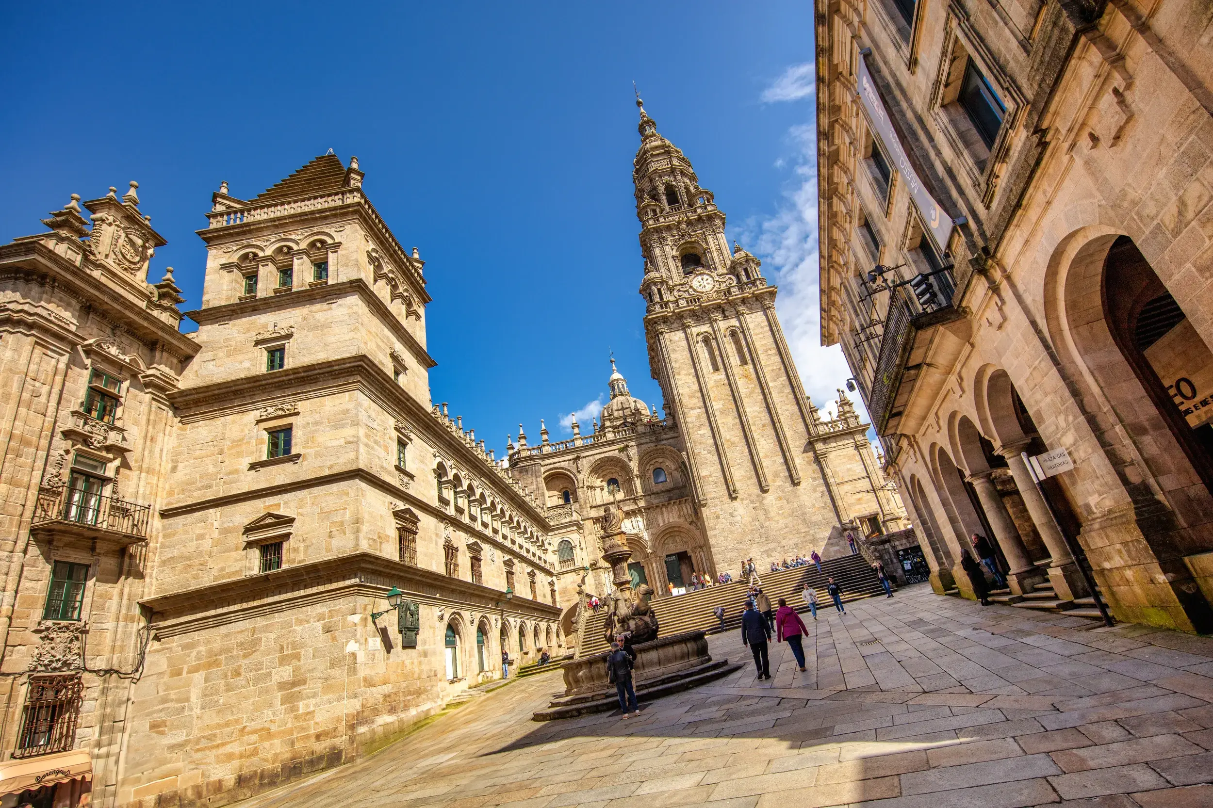 Teilnehmer einer Studienreise auf dem Praza das Praterías vor der imposanten Kathedrale von Santiago de Compostela.