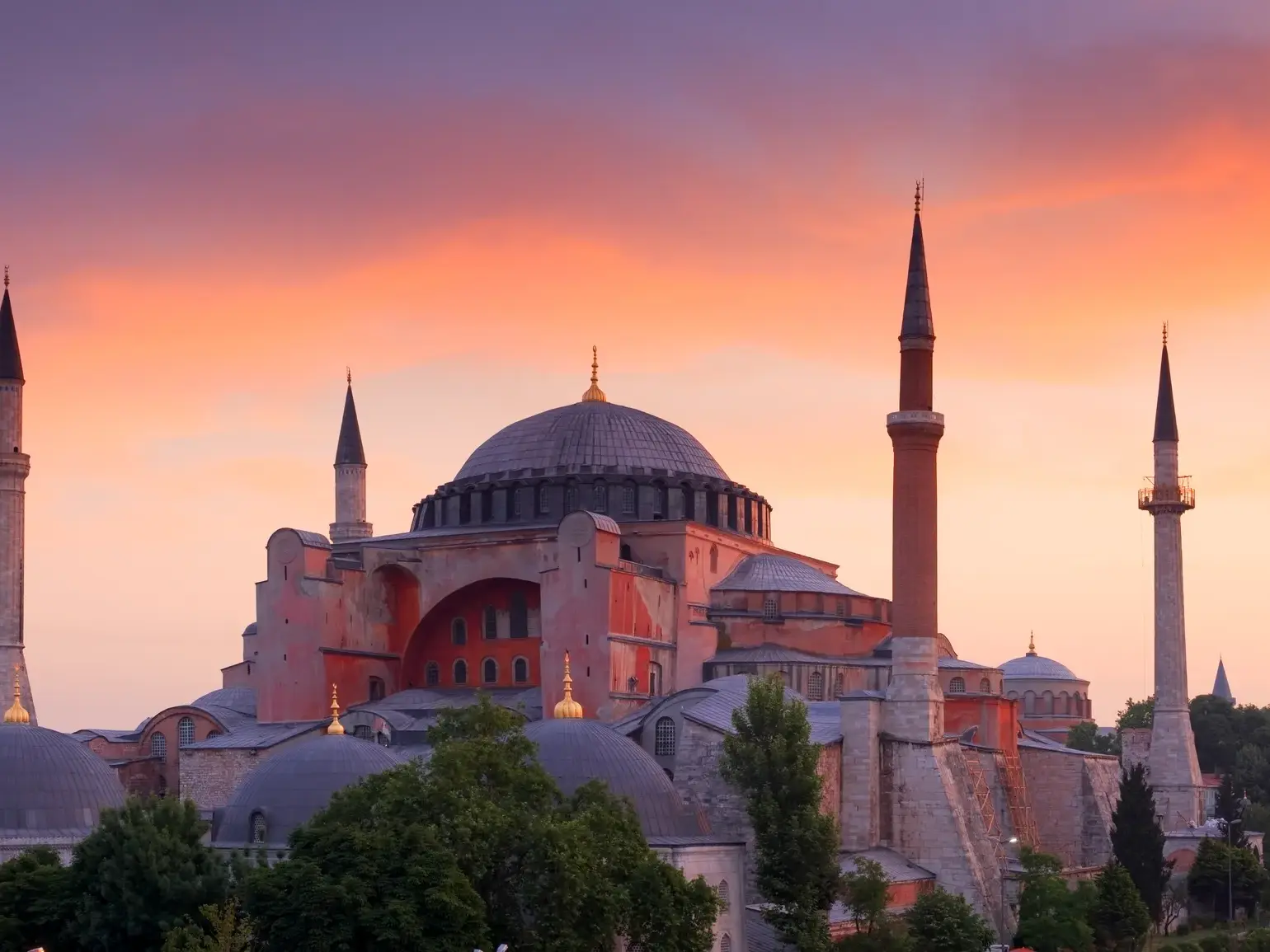 Die majestätische Hagia Sophia in Istanbul mit ihren Minaretten und Kuppeln im warmen, farbenprächtigen Licht des Sonnenuntergangs.