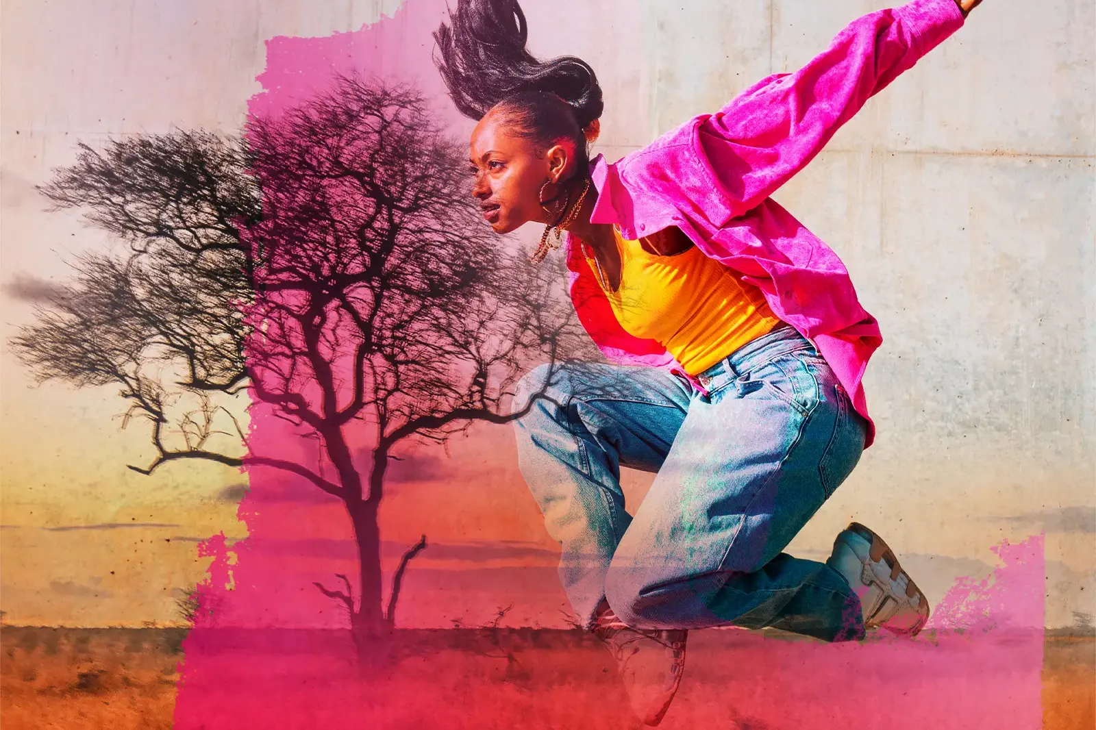 Eine dynamisch springende Frau in pinker Jacke als Fotomontage mit einer Savannenlandschaft im südlichen Afrika.