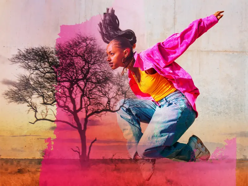 Eine dynamisch springende Frau in pinker Jacke als Fotomontage mit einer Savannenlandschaft im südlichen Afrika.