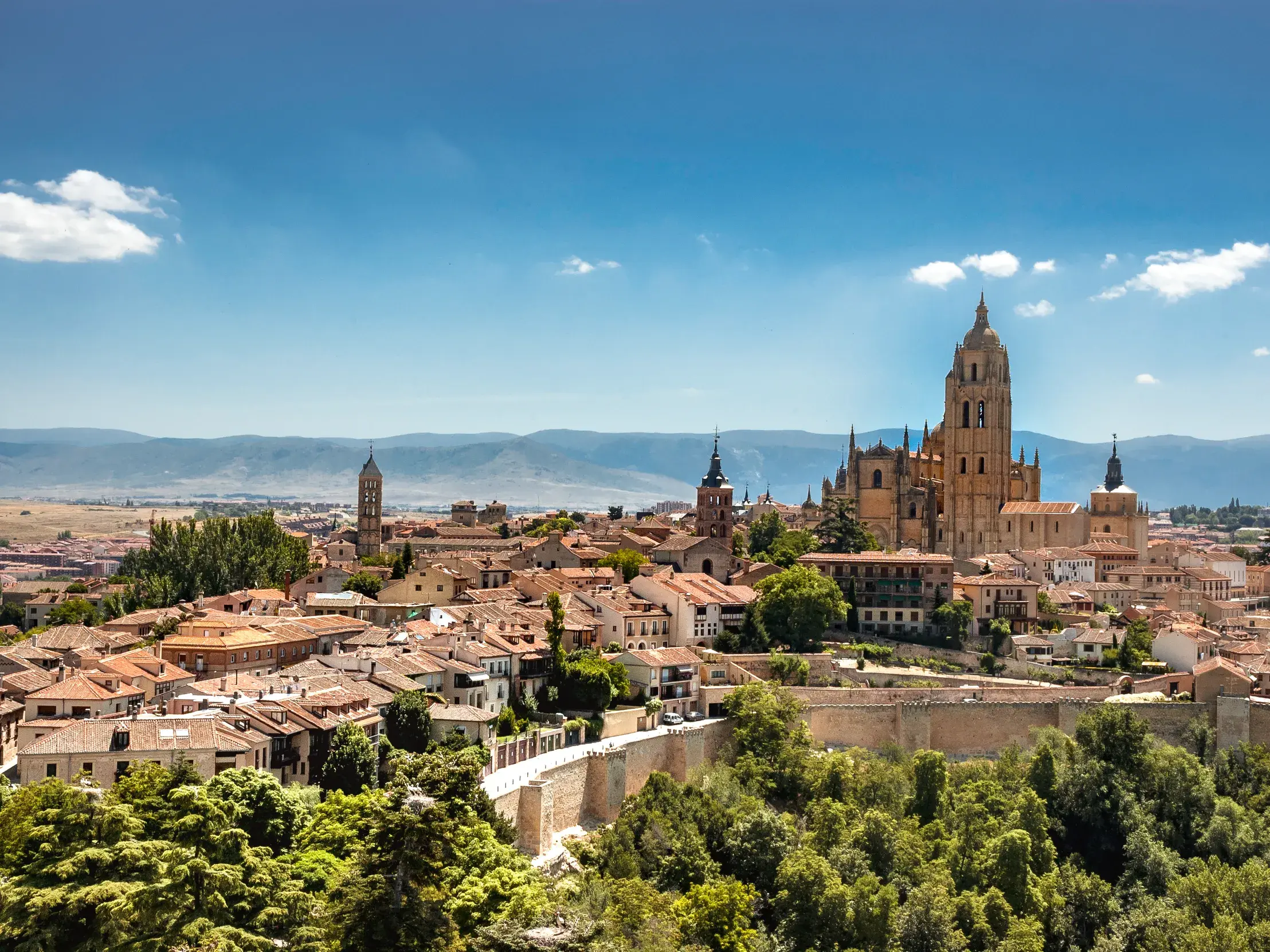 Sonniger Panoramablick auf die Altstadt von Segovia in Kastilien, eine UNESCO-Welterbestätte, mit ihrer Kathedrale.
