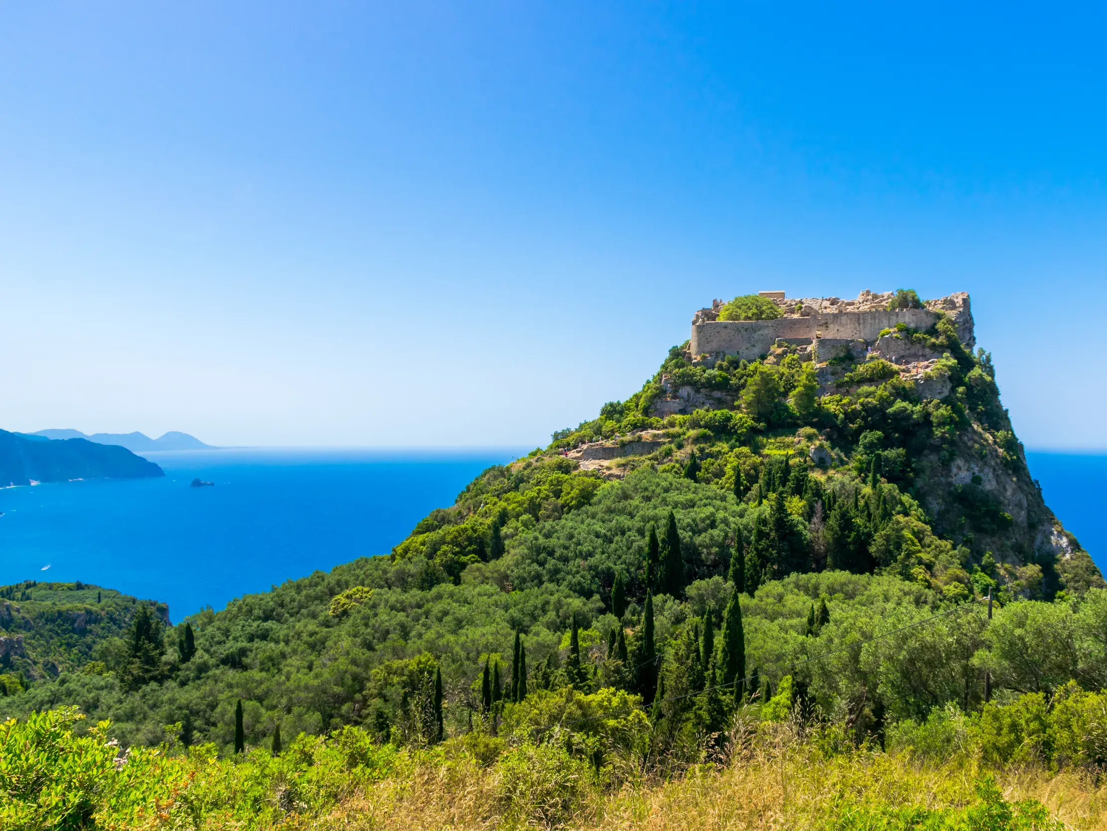 Die byzantinische Festung Angelokastro thront auf einem grünen Felsen über dem Ionischen Meer an der Westküste von Korfu.
