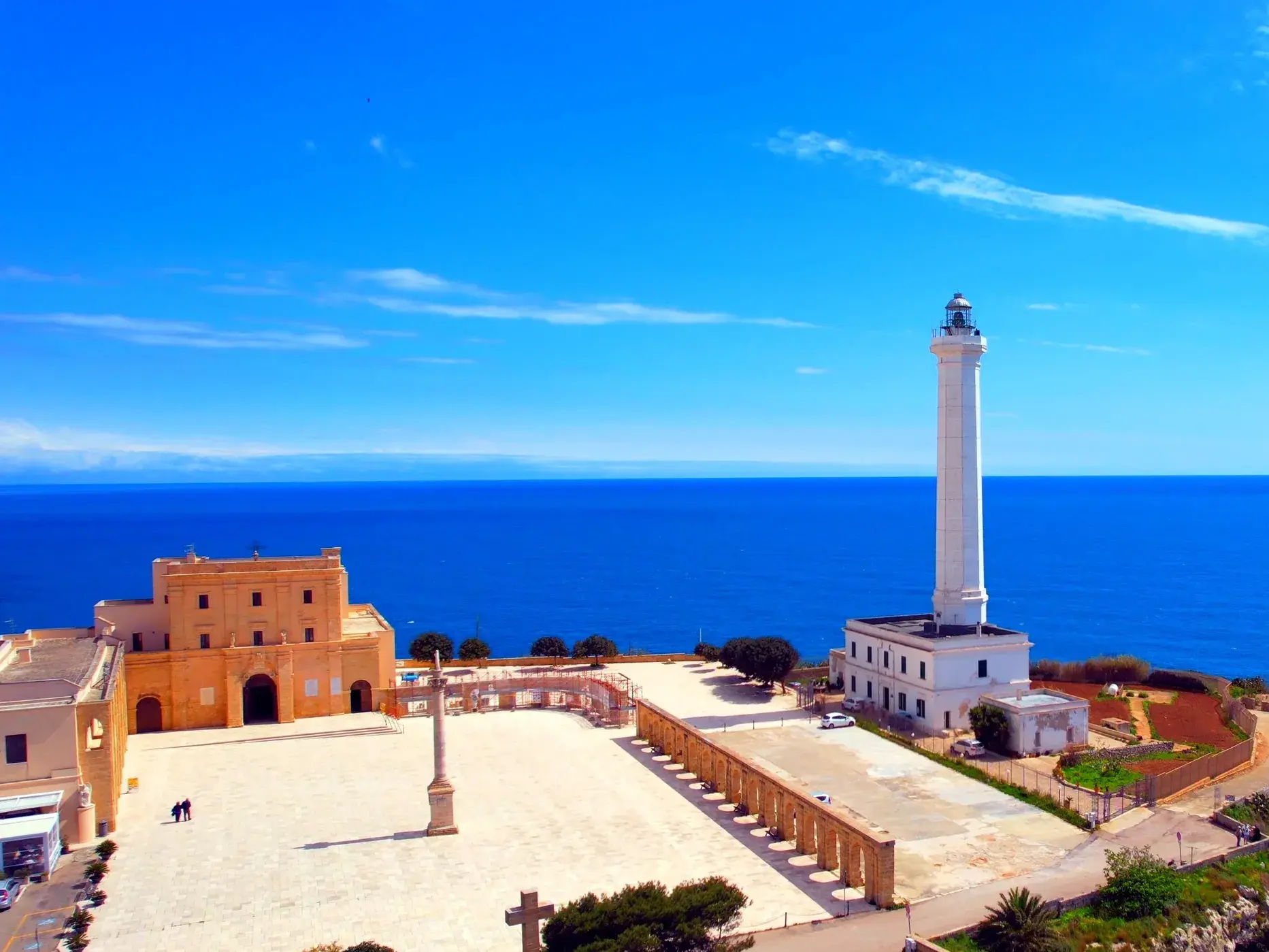 Panoramablick auf das Kap Santa Maria di Leuca, Apuliens südlichste Spitze, mit dem Leuchtturm und der Basilika am Meer.