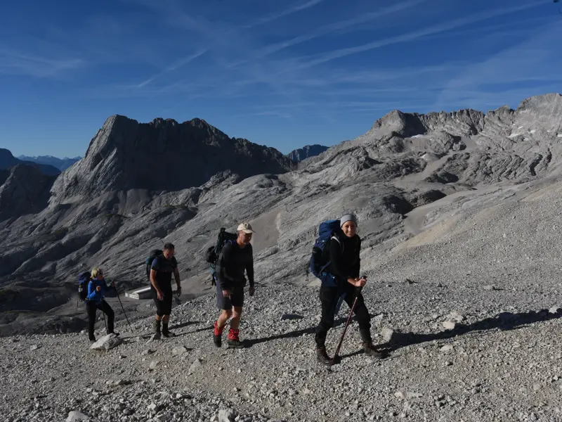 Eine Hauser-Wandergruppe auf dem anspruchsvollen Anstieg über das geröllreiche Zugspitzplatt zum Gipfel der Zugspitze.