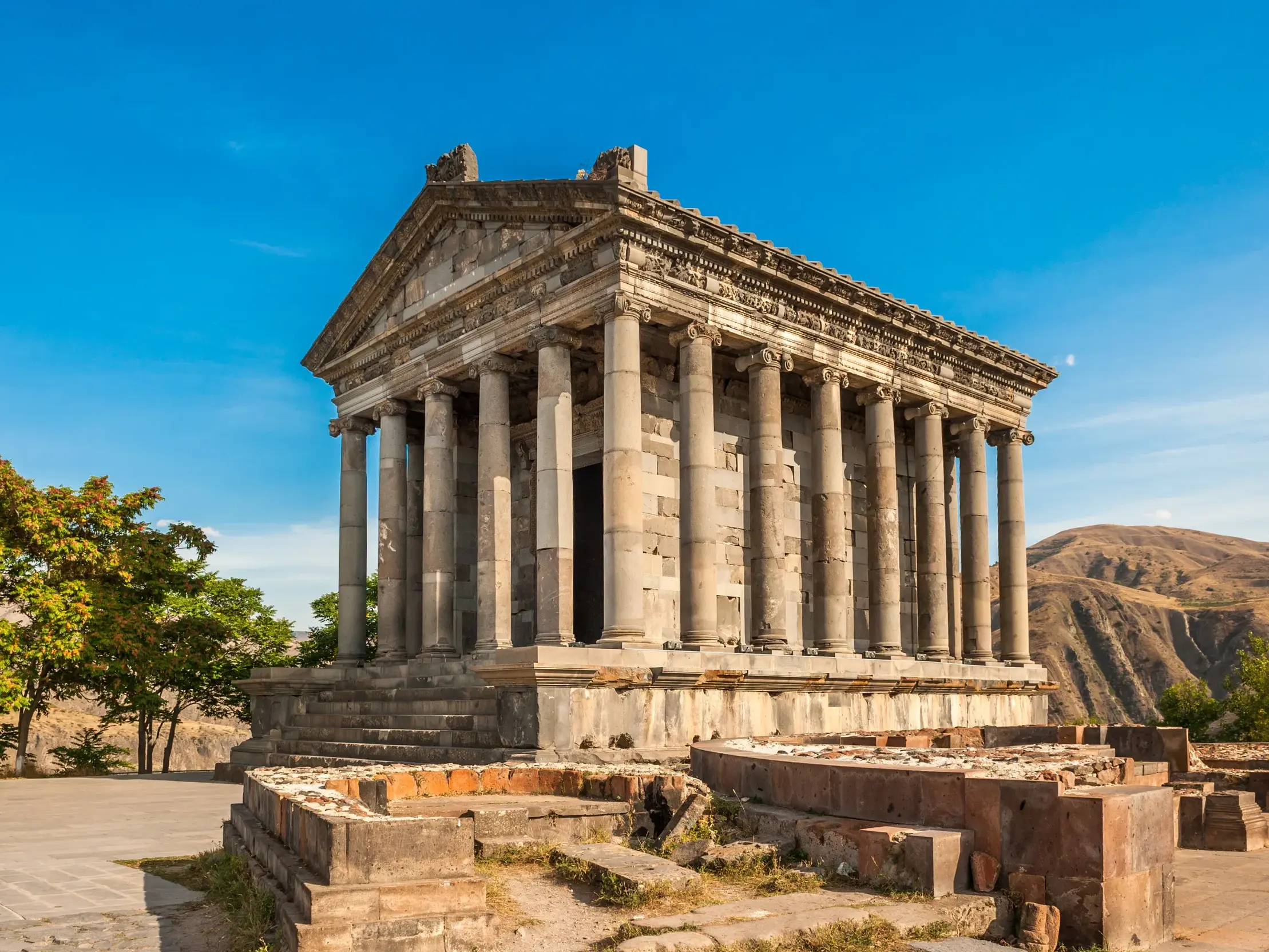 Der antike Tempel von Garni in Armenien, ein Wanderziel mit Panoramablick auf die beeindruckende Azat-Schlucht.