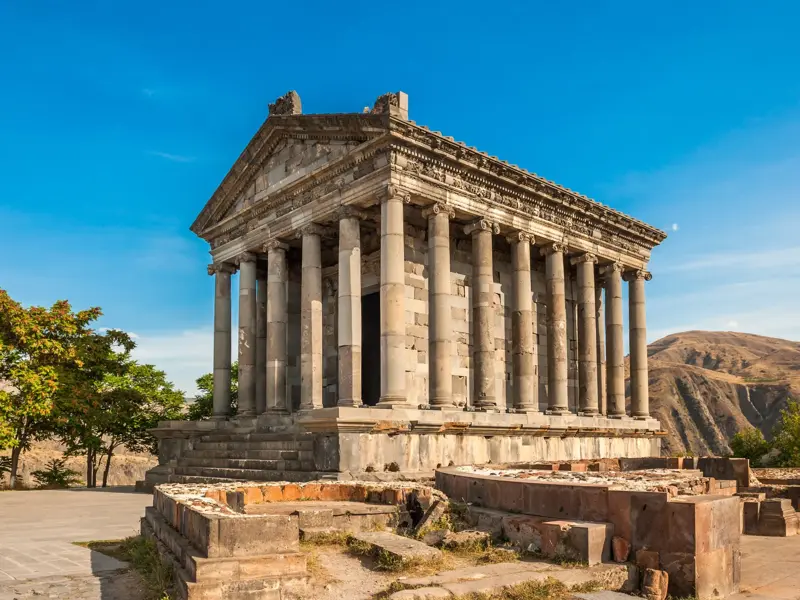 Der antike Tempel von Garni in Armenien, ein Wanderziel mit Panoramablick auf die beeindruckende Azat-Schlucht.