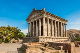 Der antike Tempel von Garni in Armenien, ein Wanderziel mit Panoramablick auf die beeindruckende Azat-Schlucht.
