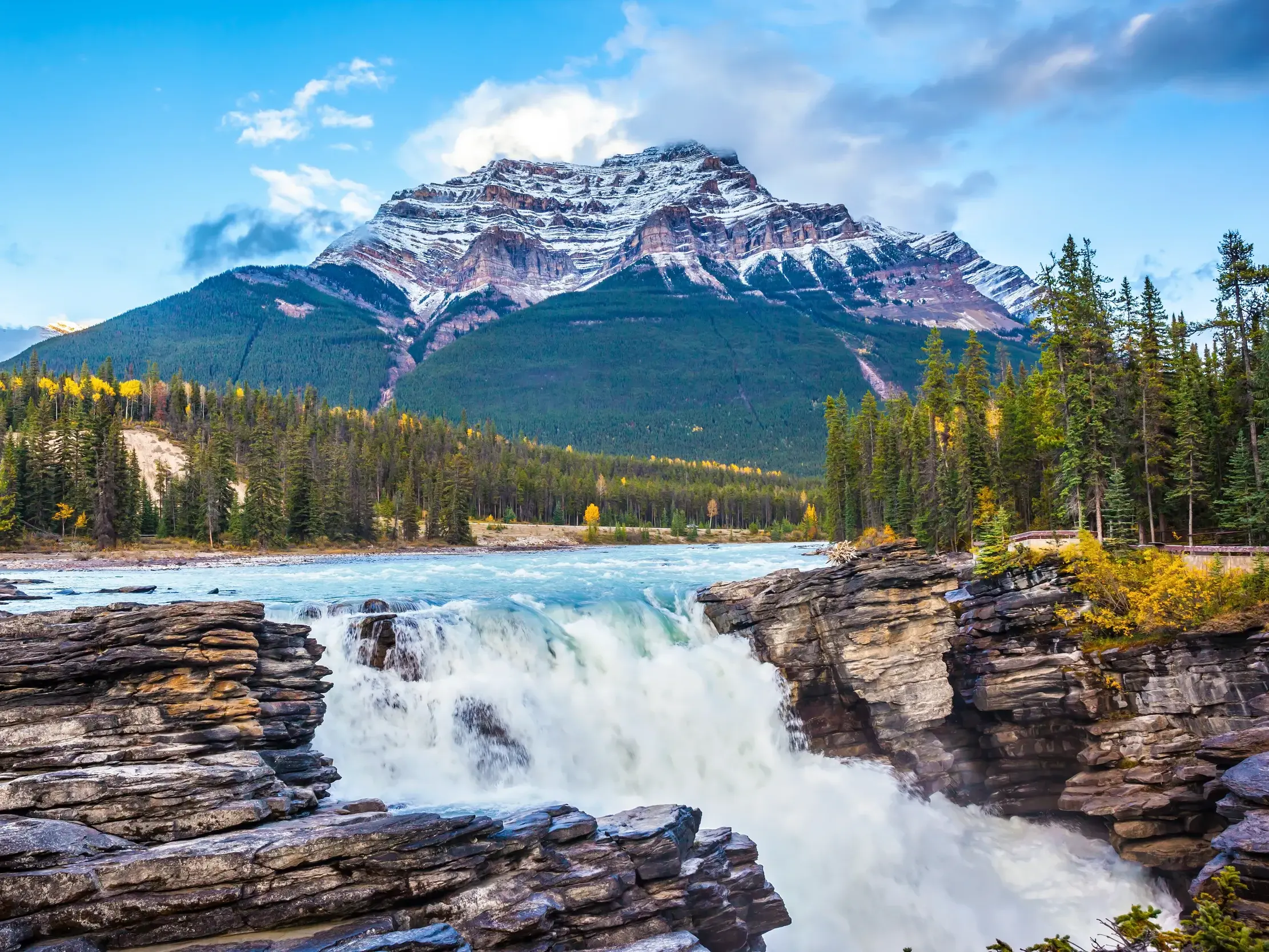 Tosende Athabasca-Wasserfälle im Jasper-Nationalpark vor der Kulisse des schneebedeckten Mount Kerkeslin in den Rocky Mountains.
