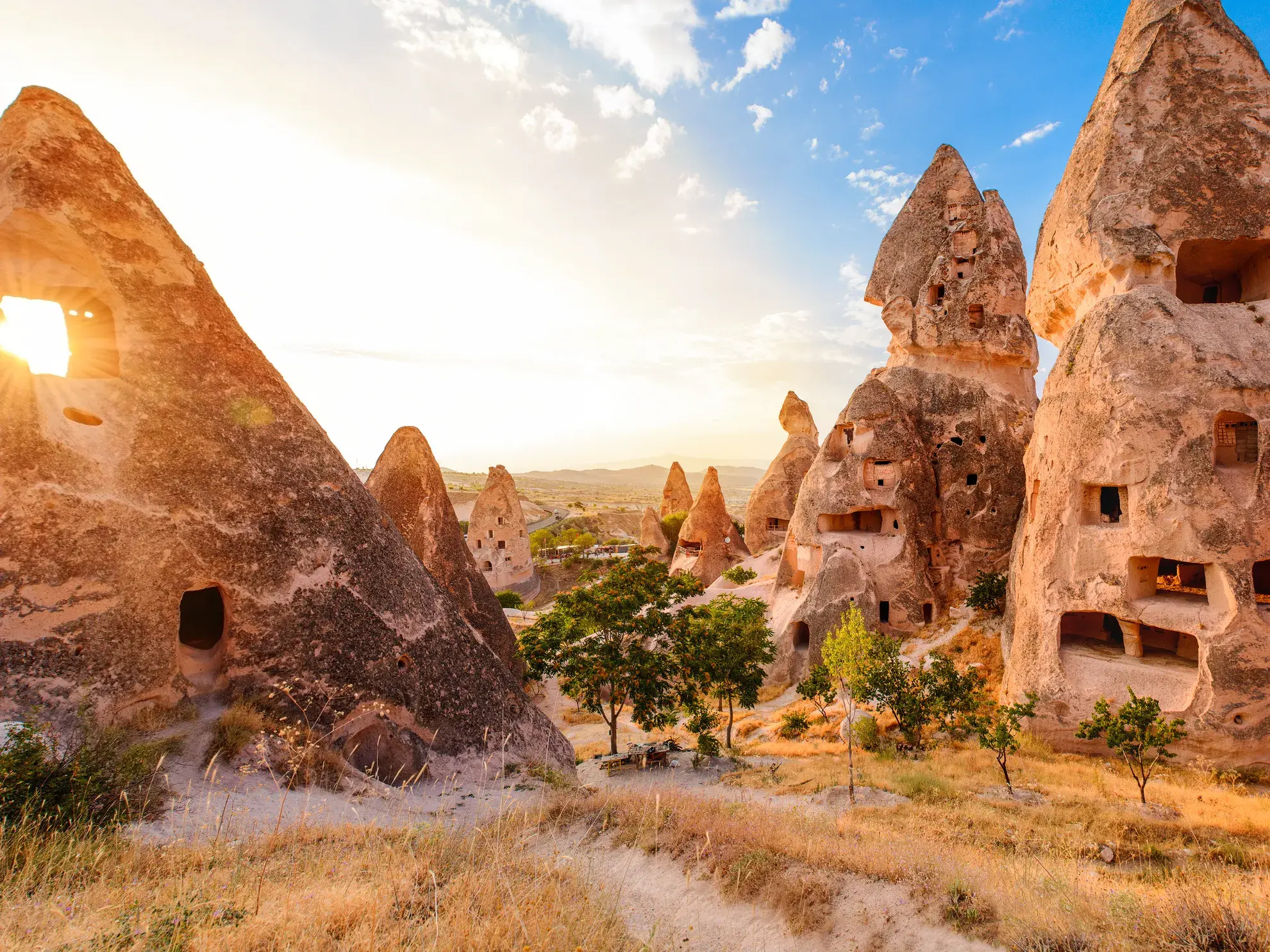 Die Abendsonne scheint durch ein Fenster der märchenhaften Feenkamine und Höhlenwohnungen im Tal von Göreme in Kappadokien.