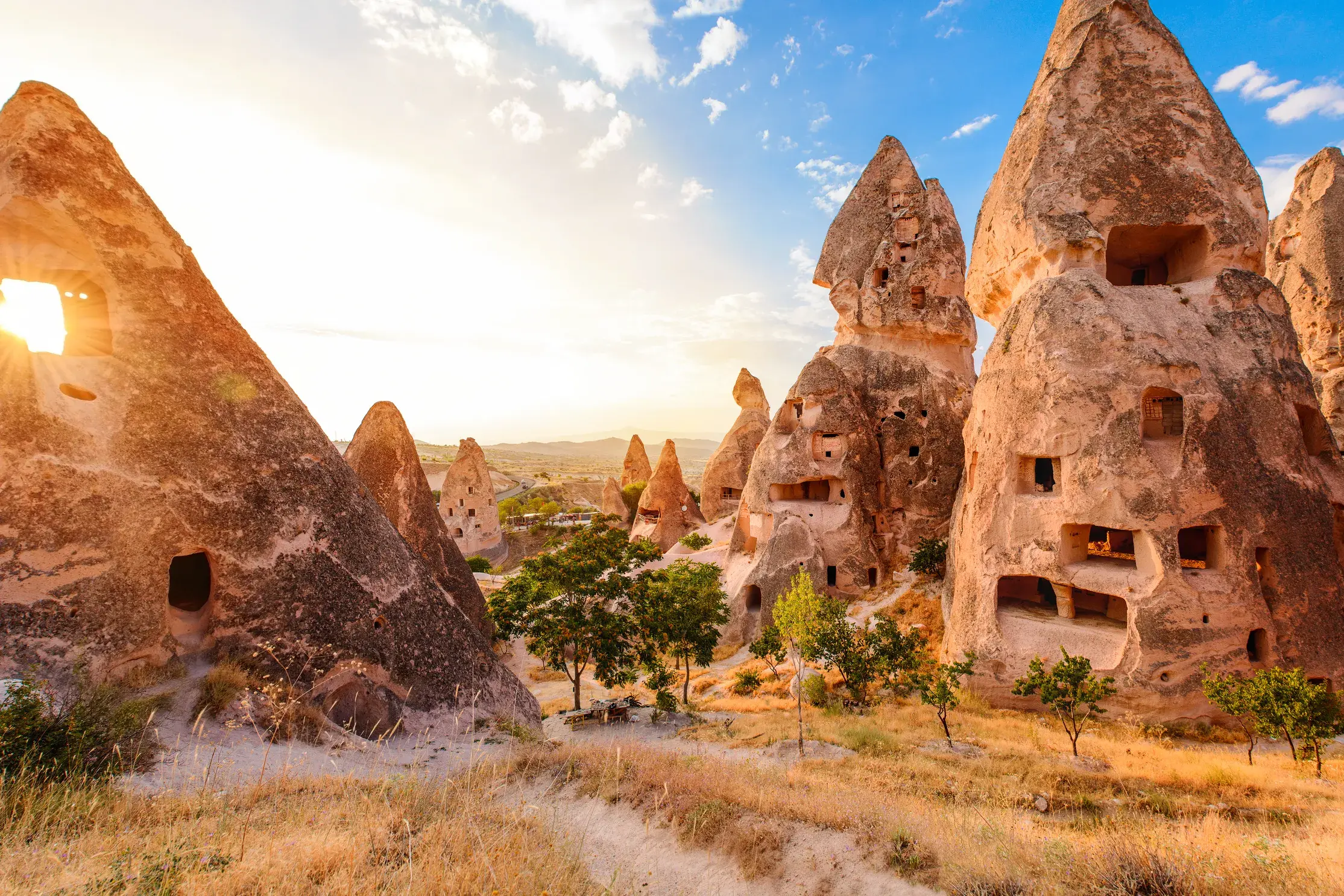 Die Abendsonne scheint durch ein Fenster der märchenhaften Feenkamine und Höhlenwohnungen im Tal von Göreme in Kappadokien.