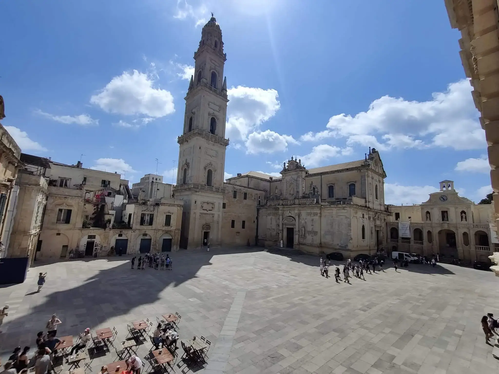 Sonniger Domplatz in Lecce mit dem barocken Glockenturm und der Kathedrale, Ausgangspunkt der Trekkingreise in Apulien.