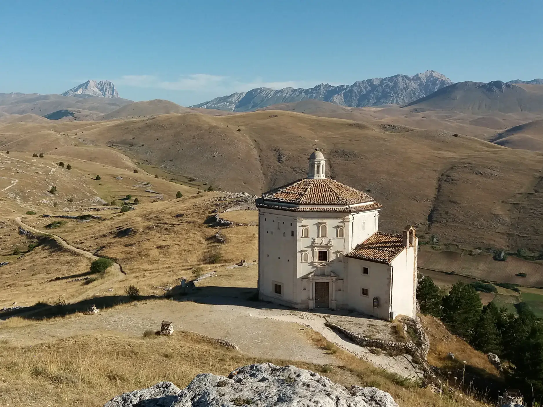 Die Kapelle Santa Maria della Pietà in der Hochebene Campo Imperatore mit Blick auf das Bergmassiv des Gran Sasso in den Abruzzen.