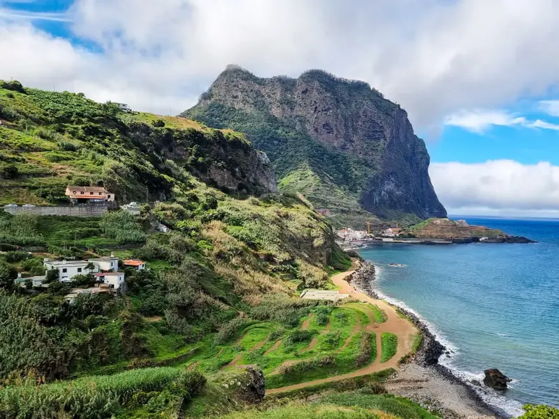Wanderung entlang der grünen Steilküste Madeiras mit Panoramablick auf den Atlantik und den Ort Porto da Cruz.