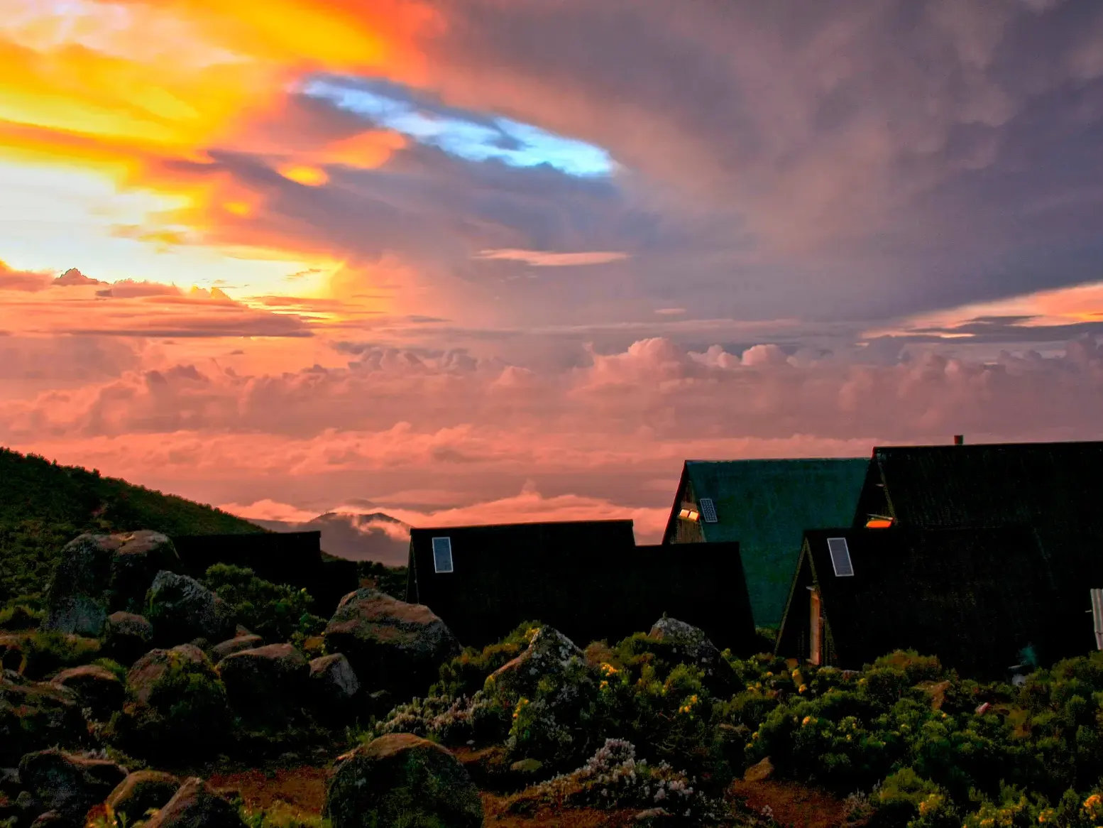 Stimmungsvoller Sonnenuntergang über den Horombo-Hütten während des Kilimanjaro-Trekkings auf der Marangu-Route in Tansania.