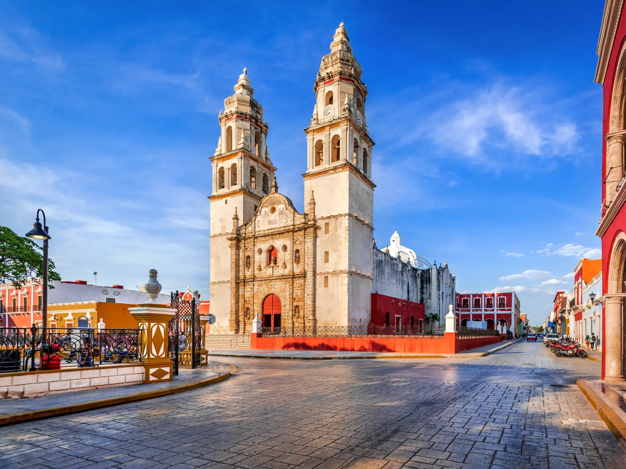 Sonnige Ansicht der Kathedrale von Campeche, umgeben von bunten Kolonialbauten in der UNESCO-geschützten Altstadt.