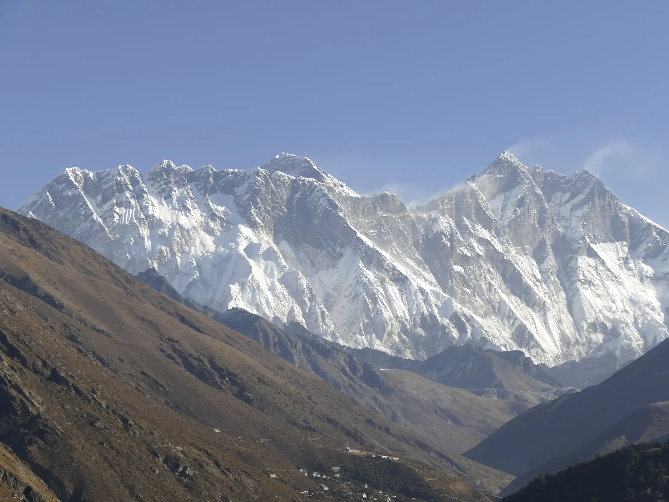 Panoramablick auf die schneebedeckten Gipfel von Mount Everest und Lhotse in der Khumbu-Region Nepals.