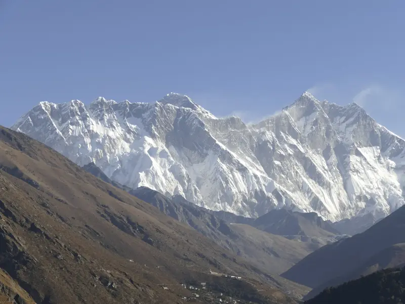 Panoramablick auf die schneebedeckten Gipfel von Mount Everest und Lhotse in der Khumbu-Region Nepals.