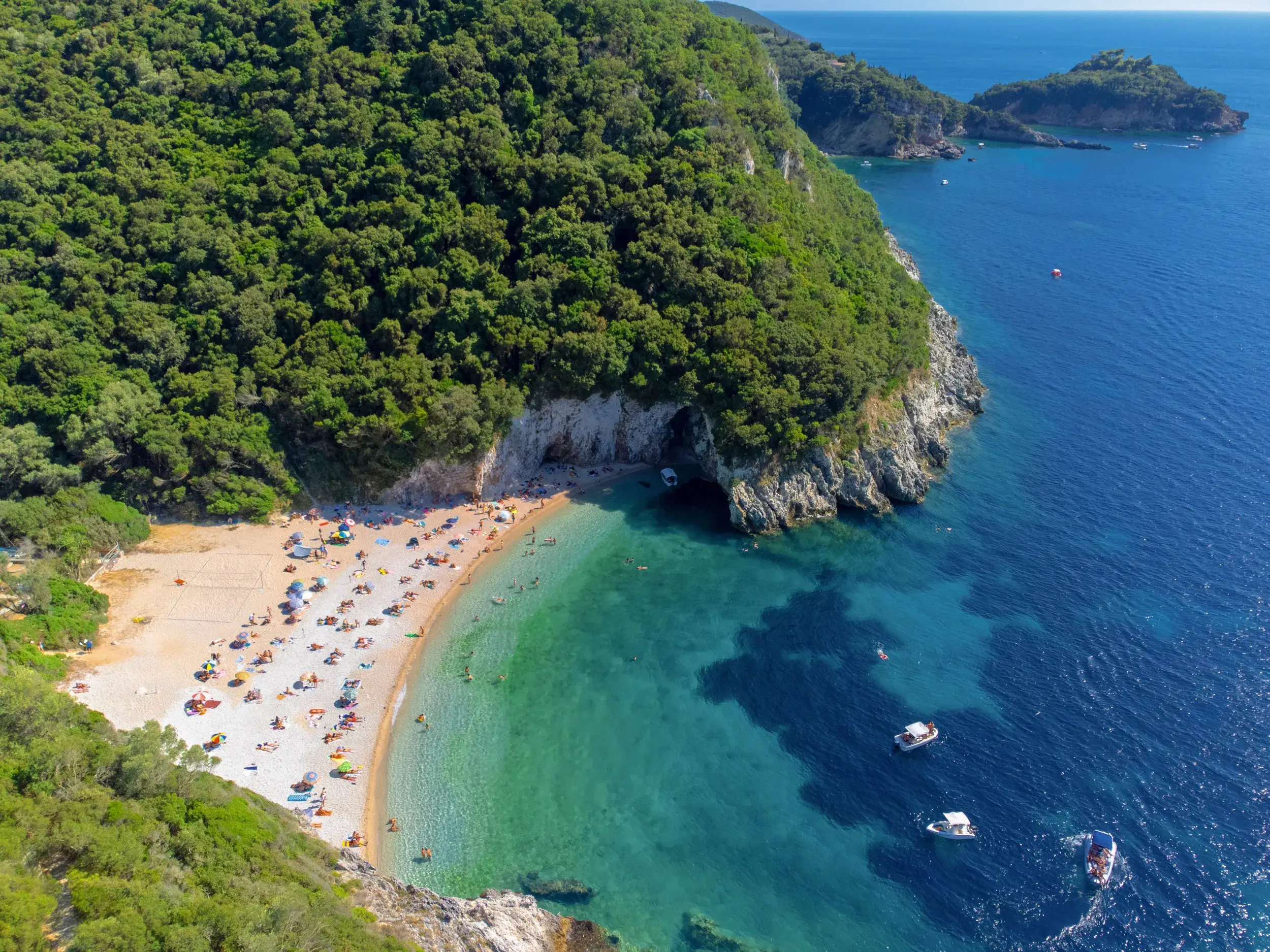 Luftaufnahme vom belebten Myrtiotissa Strand auf Korfu, ideal für eine Badepause beim Trekking entlang der Küste.