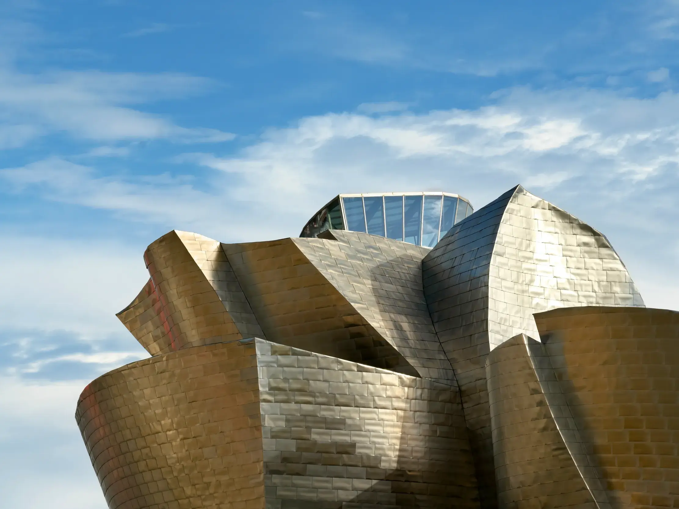 Die ikonische Architektur des Guggenheim-Museums in Bilbao von Frank O. Gehry an einem sonnigen Tag.