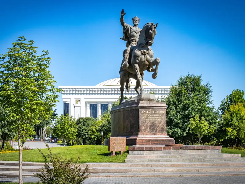 Das imposante Reiterstandbild von Amir Timur in einem grünen Park am Amir-Timur-Platz in der usbekischen Hauptstadt Taschkent.
