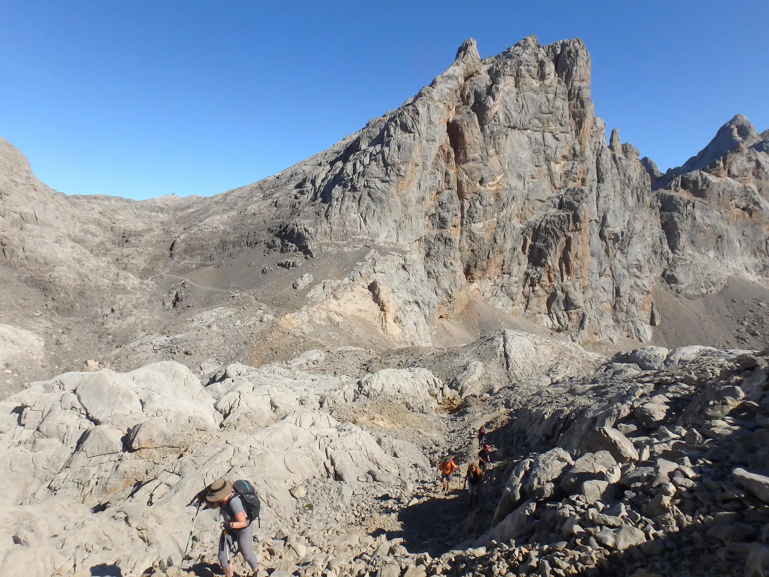 Eine Hauser-Trekkinggruppe auf dem Weg zur Vega de Uriellu-Hütte durch das karge Kalksteinmassiv der Picos de Europa.