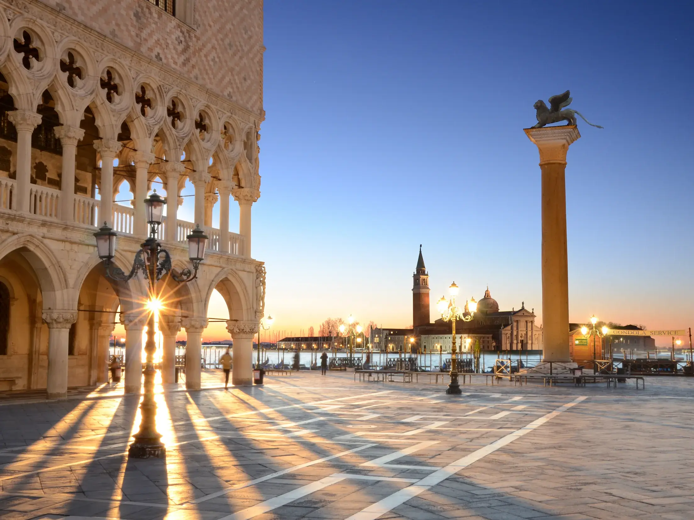 Dogenpalast an der Piazza San Marco im Morgenlicht mit Blick auf die Kirche S. Giorgio Maggiore in Venedig.