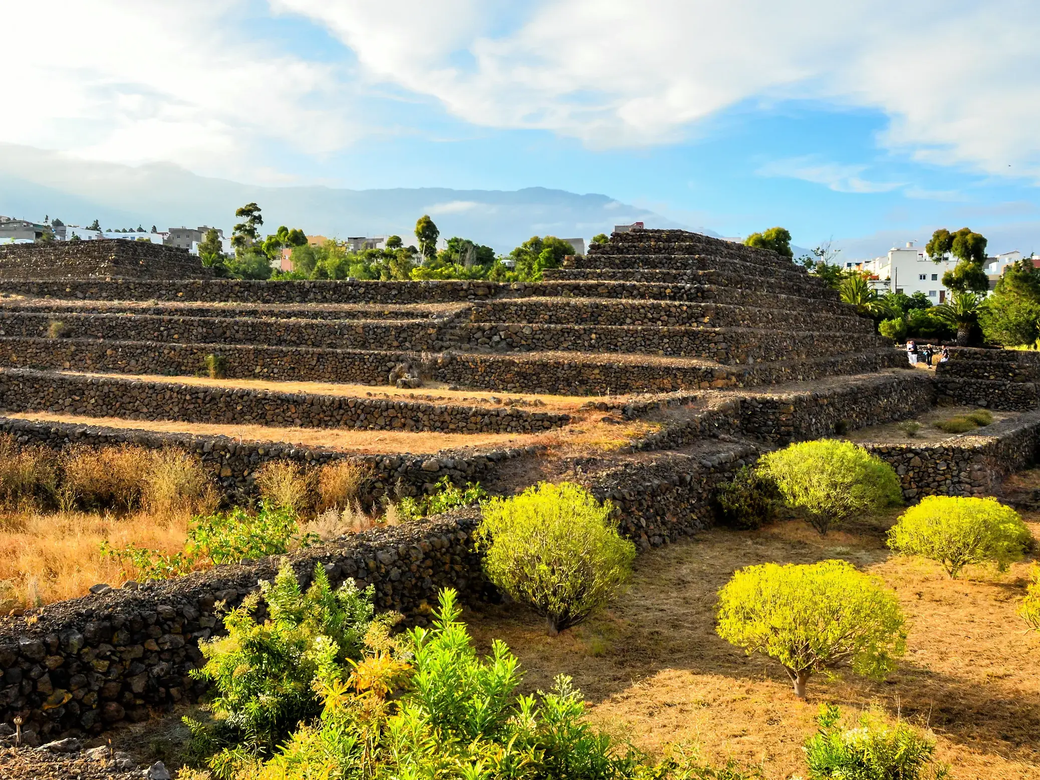 Die beeindruckenden Stufenpyramiden aus Lavastein im ethnografischen Park von Güímar auf Teneriffa bei Sonnenschein.