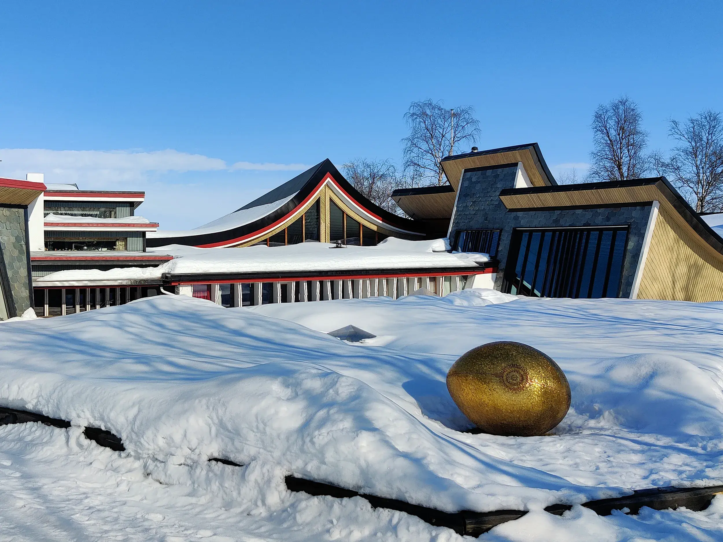 Die einzigartige Architektur der schneebedeckten Juhls-Silbergalerie in Kautokeino an einem sonnigen Wintertag in Lappland.