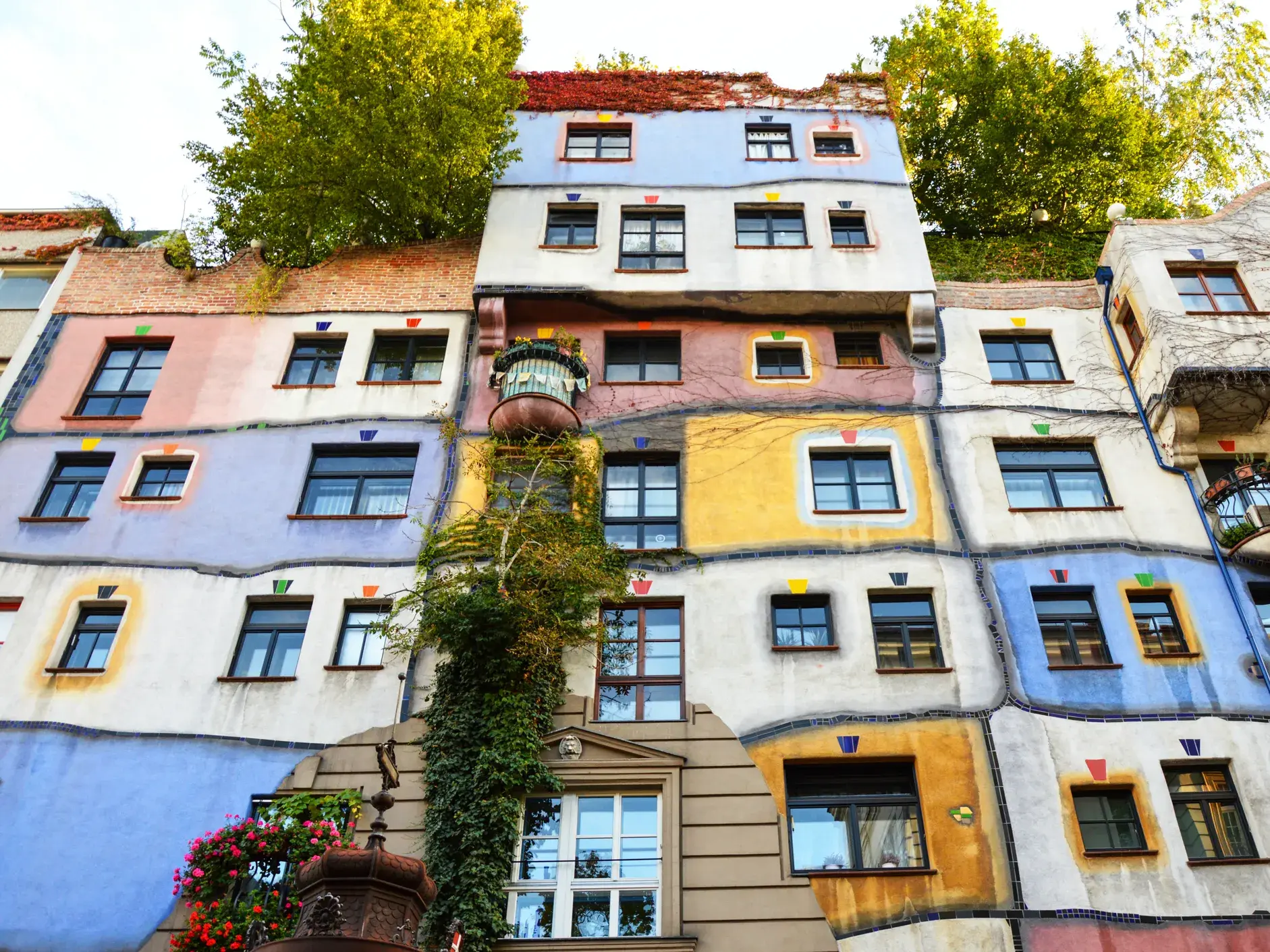 Farbenfrohe, wellige Fassade des Hundertwasserhauses in Wien.