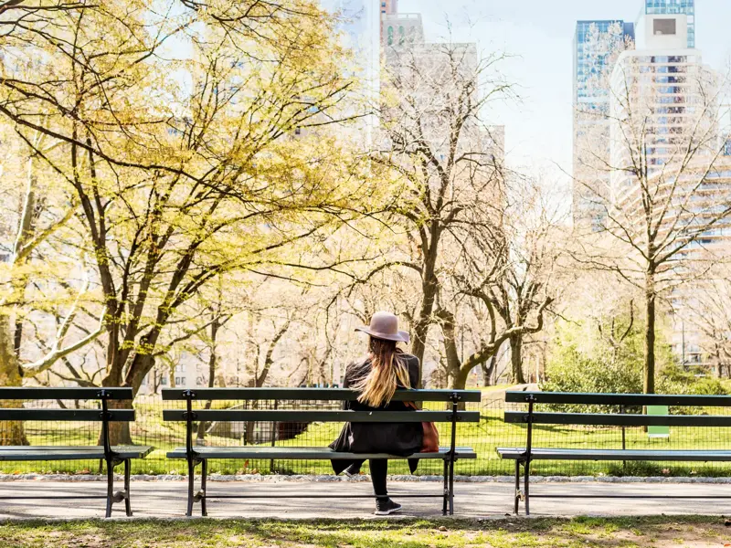 Genießen Sie während Ihrer geführten Städtereise mit Studiosus im Central Park den Blick auf die Skyline von Manhattan.